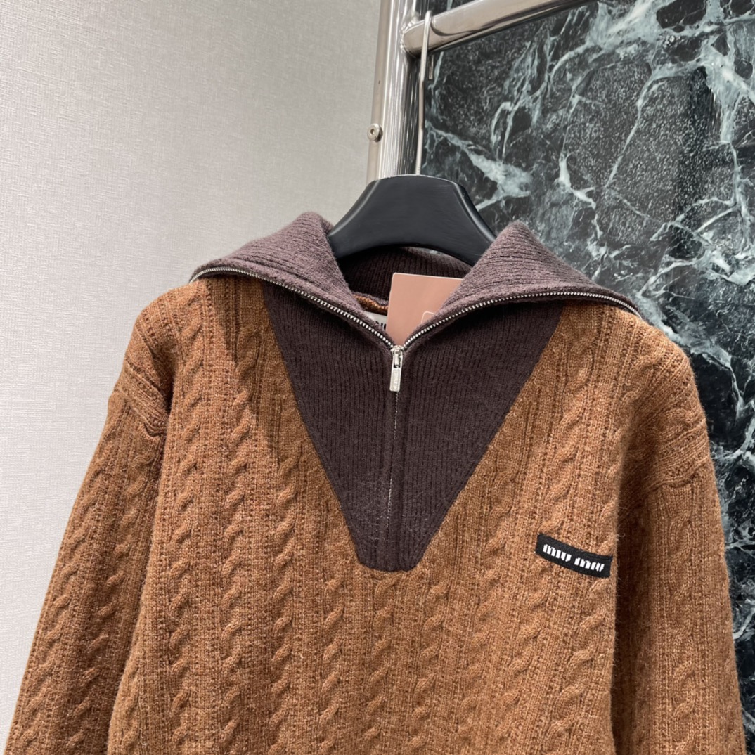 Miu 25秋冬新款 撞色海军翻领毛衣 复古绞花纹理➕翻领撞色设计 学院风满满 短款版型 搭高腰裤或裙子