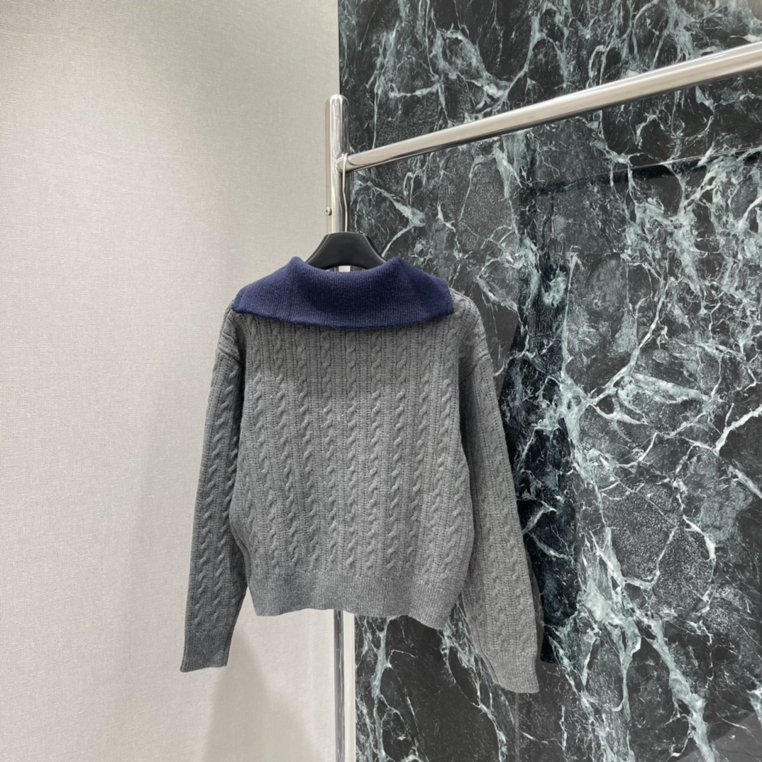 Miu 25秋冬新款 撞色海军翻领毛衣 复古绞花纹理➕翻领撞色设计 学院风满满 短款版型 搭高腰裤或裙子