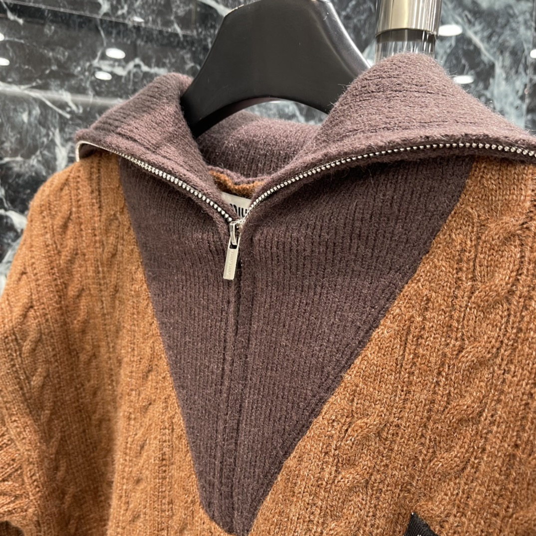 Miu 25秋冬新款 撞色海军翻领毛衣 复古绞花纹理➕翻领撞色设计 学院风满满 短款版型 搭高腰裤或裙子