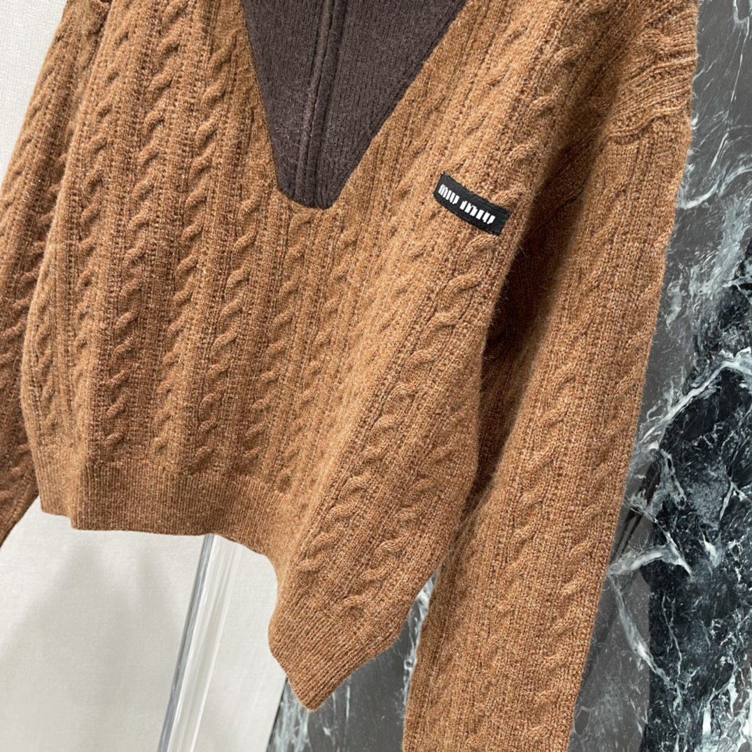 Miu 25秋冬新款 撞色海军翻领毛衣 复古绞花纹理➕翻领撞色设计 学院风满满 短款版型 搭高腰裤或裙子