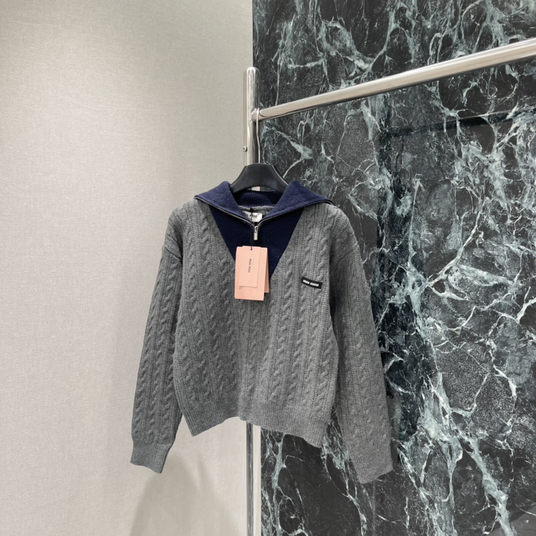 Miu 25秋冬新款 撞色海军翻领毛衣 复古绞花纹理➕翻领撞色设计 学院风满满 短款版型 搭高腰裤或裙子