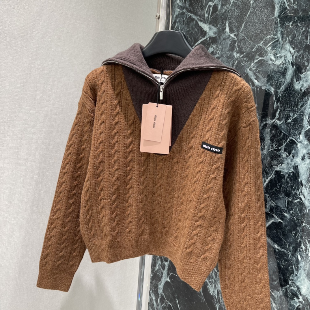 Miu 25秋冬新款 撞色海军翻领毛衣 复古绞花纹理➕翻领撞色设计 学院风满满 短款版型 搭高腰裤或裙子