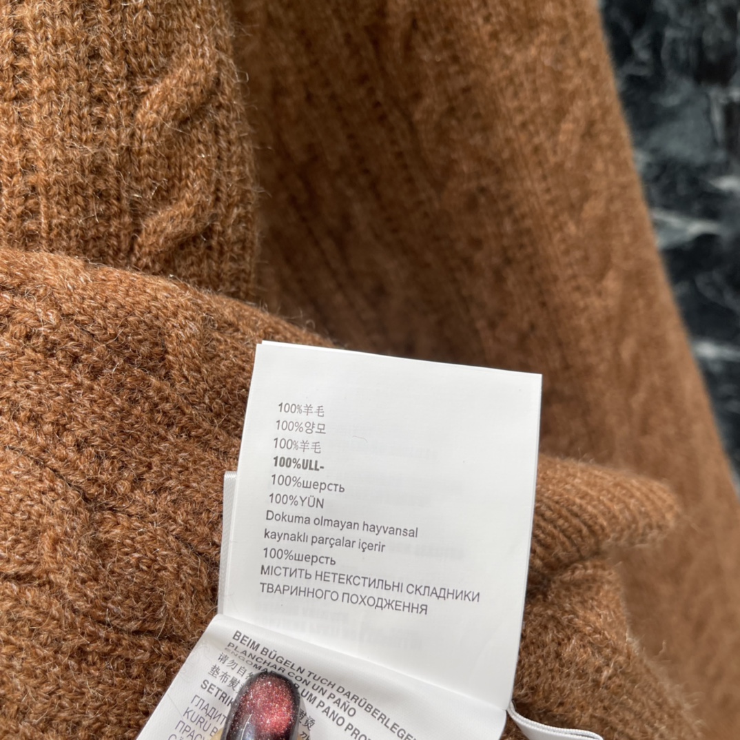 Miu 25秋冬新款 撞色海军翻领毛衣 复古绞花纹理➕翻领撞色设计 学院风满满 短款版型 搭高腰裤或裙子