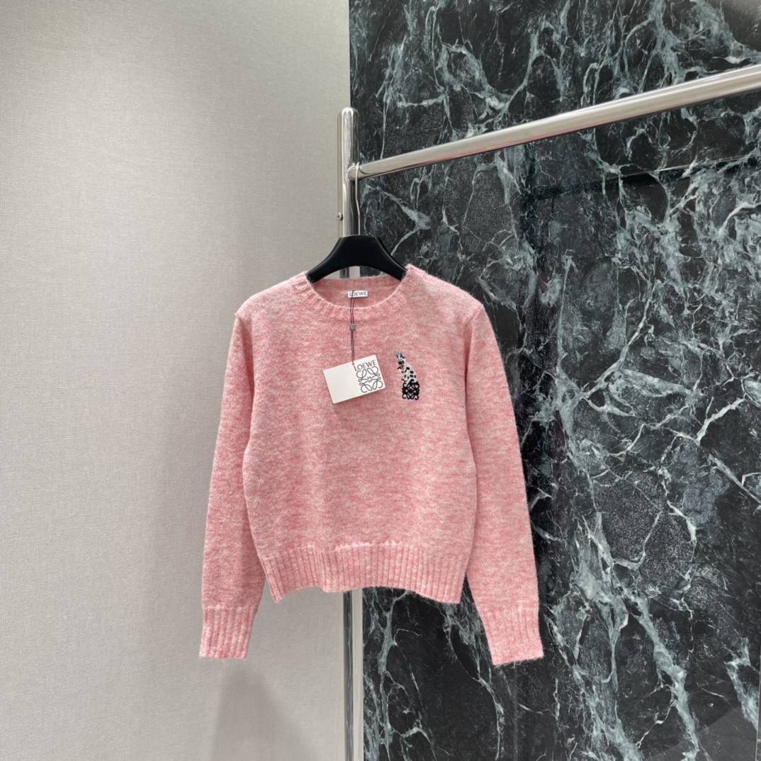 NO:638455,Loewe 25 new autumn and winter cat embroidered sweater. The cat embroidery on the chest is inspired by Louis Wain's classic cat illustrations. It is playful and artistic. The cherry blossom pink is super white, a must-have for autumn and winter. It is gentle and sweet whether paired with jeans or a skirt. One color SML, Loewe-clothing, louis vuitton, loewe, skirts, jeans, sweaters, alexander wang19860909罗意威 25秋冬新款 猫咪刺绣毛衣 胸前猫咪刺绣灵感源自Louis Wain的经典猫咪插画 俏皮又有艺术感.樱花粉色超显白,秋冬穿搭必备,无论配牛仔裤还是半裙都很温柔甜美.一个色SML,罗意威-服装,louis vuitton,loewe,skirts,jeans,sweaters,alexander wang,Women's clothing