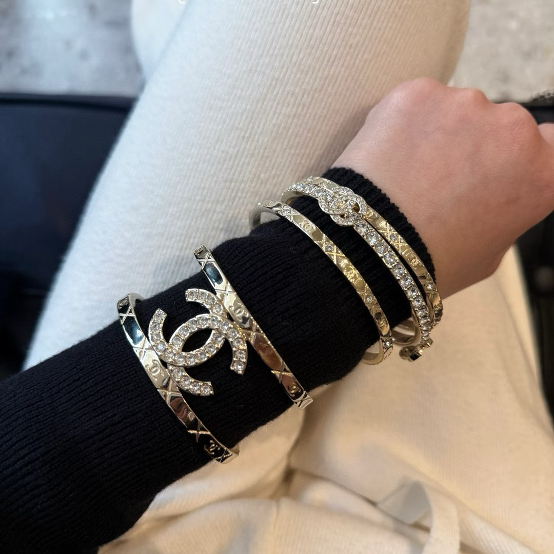 NO:641226,Xiaohongshu recommends Xiaohongshu’s popular new style Xiaoxiang’s new engraved c letter inlaid with diamonds, hollow wide version of the bracelet, Chanel, Chanel’s high-quality imported stainless steel bracelet, super heavy-duty bling bling, the color matching is very good and has a high-end feel. The goddess has a high-end temperament. The stainless steel material is not allergic and does not fade. One-to-one exquisite craftsmanship, classic charm, high cost performance, must-have choice, boutique jewelry, chanel, chanel, bracelet19860909小红书推荐爆款小香新款雕刻c字母镶钻镂空宽版手镯香奈儿Chanel高品质进口精钢手镯超重工bling bling,颜色搭配得非常好高级感 女神气质高端 精钢材质不过敏不褪色.一比一精美工艺,经典至极的魅物,性价比高 必备必入之选,饰品精品,chanel,chanel,bracelet,Jewelry