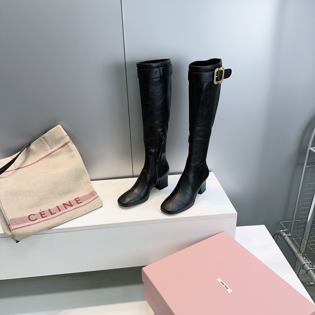 NO:627995,High quality! Top-quality miumiu 2025 autumn and winter new round-toe thick-heeled elastic long boots and high boots. This year's popular model on the official website. The miu family has always been known for its girlish blingbling, and these autumn and winter boots are no exception! The shoe shape is elegant, simple and elegant! The thick heel design stretches the leg lines, allowing beauty lovers to easily control it! Absolutely a must-have item for this autumn and winter. The upper is made of stretch leather, the lining is sheepskin, and the Italian imported genuine leather outsole is. Heel height: about 6cm. Size: 35-40 (custom order of 40 is non-refundable). Comes with original packaging, boots, miumiu, boots, sheepskin, Leather soles.19860909高品质！顶级品质miumiu缪缪2025秋冬季新款圆头粗跟弹力长靴高靴今年官网主推的爆款 miu家一直以来都是以少女心blingbling著称,这款秋冬靴子也不例外！鞋型优雅,简单大气！粗跟设计拉伸腿部线条,让爱美的小姐姐们都能轻松驾驭！绝对这季秋冬的必备单品 鞋面采用弹力皮 内里垫脚羊皮 意大利进口真皮大底 跟高:约6cm 码数:35-40（40定做不退换） 配原版包装,靴子,miumiu,boots,sheepskin,Leather soles,Women's Shoes