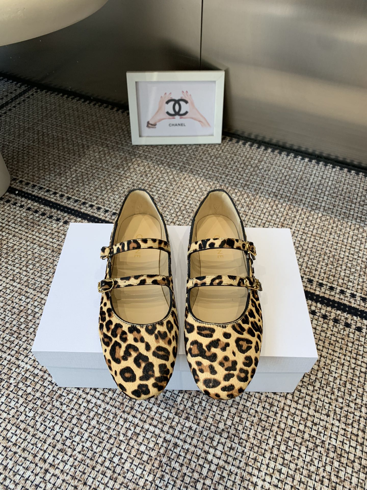 NO:626018,CELINE Celine 26ss early spring latest Les series Mary Jane shoes Celine 26ss Les series Mary Jane shoes are simple and comfortable, clean and neat, increase the height and show the slim legs, whether worn alone or paired with wide-leg pants, high street and retro, leopard print horse hair/cow leather on the upper, sheepskin lining on the inside, imported genuine leather outsole, size 35-41 (40.41 customized, non-refundable), ballet shoes, celine, celine, mary  jane,cowhide,sheepskin,Leather soles19860909CELINE 赛琳 26ss早春 最新 Les系列 玛丽珍单鞋 思琳 26ss Les 系列 玛丽珍鞋简单舒服 干净利落 增高显腿细 无论是单穿还是搭配阔腿裤 高街又复古 鞋面豹纹马毛/牛皮 内里羊皮内里 进口真皮大底 码数35-41（40.41定做不退换）,芭蕾舞鞋,celine,celine,mary jane,cowhide,sheepskin,Leather soles,Women's Shoes