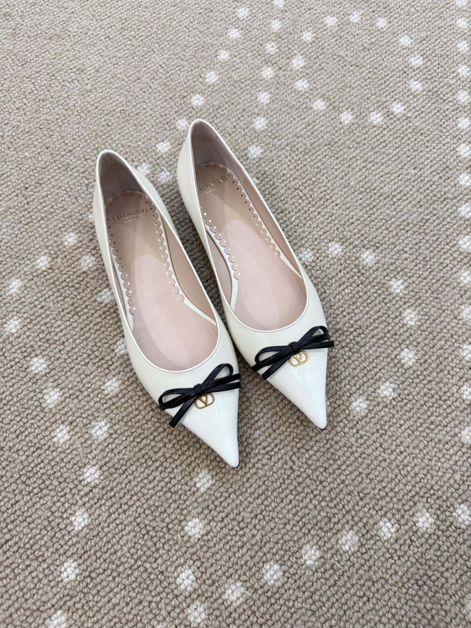 NO:682405,High version VT 25 new bow contrasting color flats - Imported calfskin surface/sheepskin lining/sheepskin feet. - Patent leather bow decoration mini VLogo embellishment. - Italian leather outsole. Size: 35-40 (40 set), sandals, flats, high heels, cowhide, sheepskin, Leather soles19860909高版本 VT 25新款蝴蝶结撞色平底鞋 -进口胎小牛皮面/羊皮内里/羊皮垫脚. - 漆皮蝴蝶结装饰 mini VLogo点缀. - 意大利真皮大底. Size:35-40（40定）,高跟鞋凉鞋,sandals,flats,high heels,cowhide,sheepskin,Leather soles,Women's Shoes