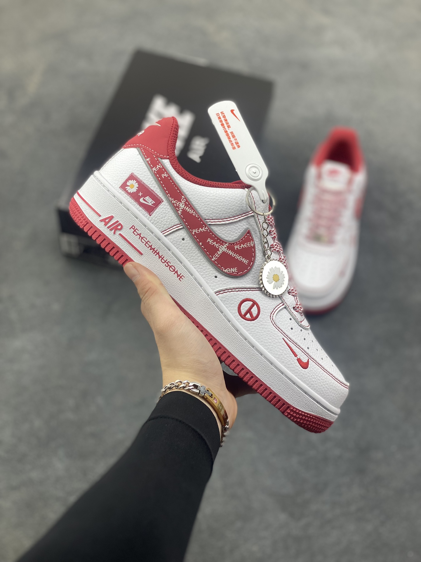 NIke Air Force 1 \’07 Low “权志龙联名——白玫红”空军一号 低帮 运动鞋 休闲鞋 折边针车 工艺难度大 原楦头原纸板 原装鞋盒 定制五金配件 内置全掌气垫 原厂鞋底 货号：HV5999-008 尺码：36 36.5 37.5 38 38.5 39 40 40.5 41 42 42.5 43 44 44.5 45-选品中心