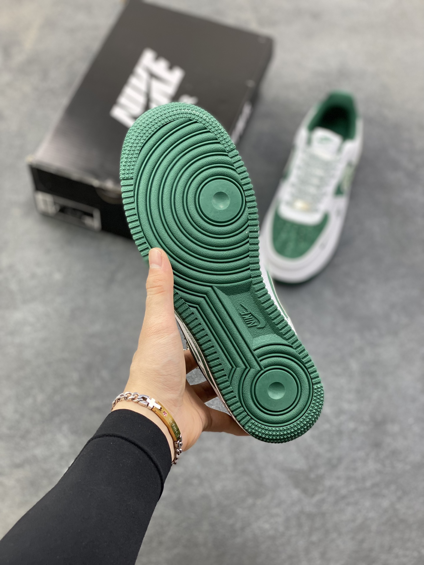 图片[5]-NIke Air Force 1 \’07 Low “北面联名——绿猪八翻毛”空军一号 低帮 运动鞋 休闲鞋 折边针车 工艺难度大 原楦头原纸板 原装鞋盒 定制五金配件 内置全掌气垫 原厂鞋底 货号：SU2305-561 尺码：36 36.5 37.5 38 38.5 39 40 40.5 41 42 42.5 43 44 44.5 45-选品中心