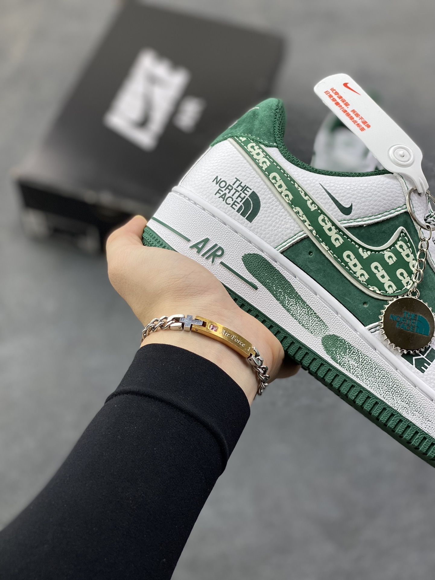 图片[6]-NIke Air Force 1 \’07 Low “北面联名——绿猪八翻毛”空军一号 低帮 运动鞋 休闲鞋 折边针车 工艺难度大 原楦头原纸板 原装鞋盒 定制五金配件 内置全掌气垫 原厂鞋底 货号：SU2305-561 尺码：36 36.5 37.5 38 38.5 39 40 40.5 41 42 42.5 43 44 44.5 45-选品中心