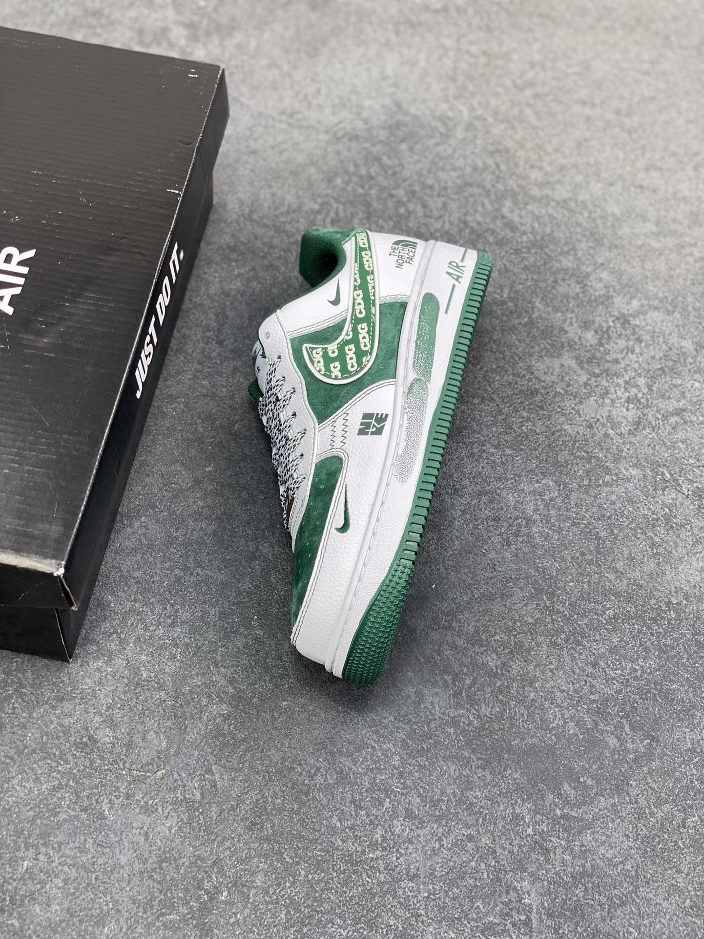 图片[7]-NIke Air Force 1 \’07 Low “北面联名——绿猪八翻毛”空军一号 低帮 运动鞋 休闲鞋 折边针车 工艺难度大 原楦头原纸板 原装鞋盒 定制五金配件 内置全掌气垫 原厂鞋底 货号：SU2305-561 尺码：36 36.5 37.5 38 38.5 39 40 40.5 41 42 42.5 43 44 44.5 45-选品中心