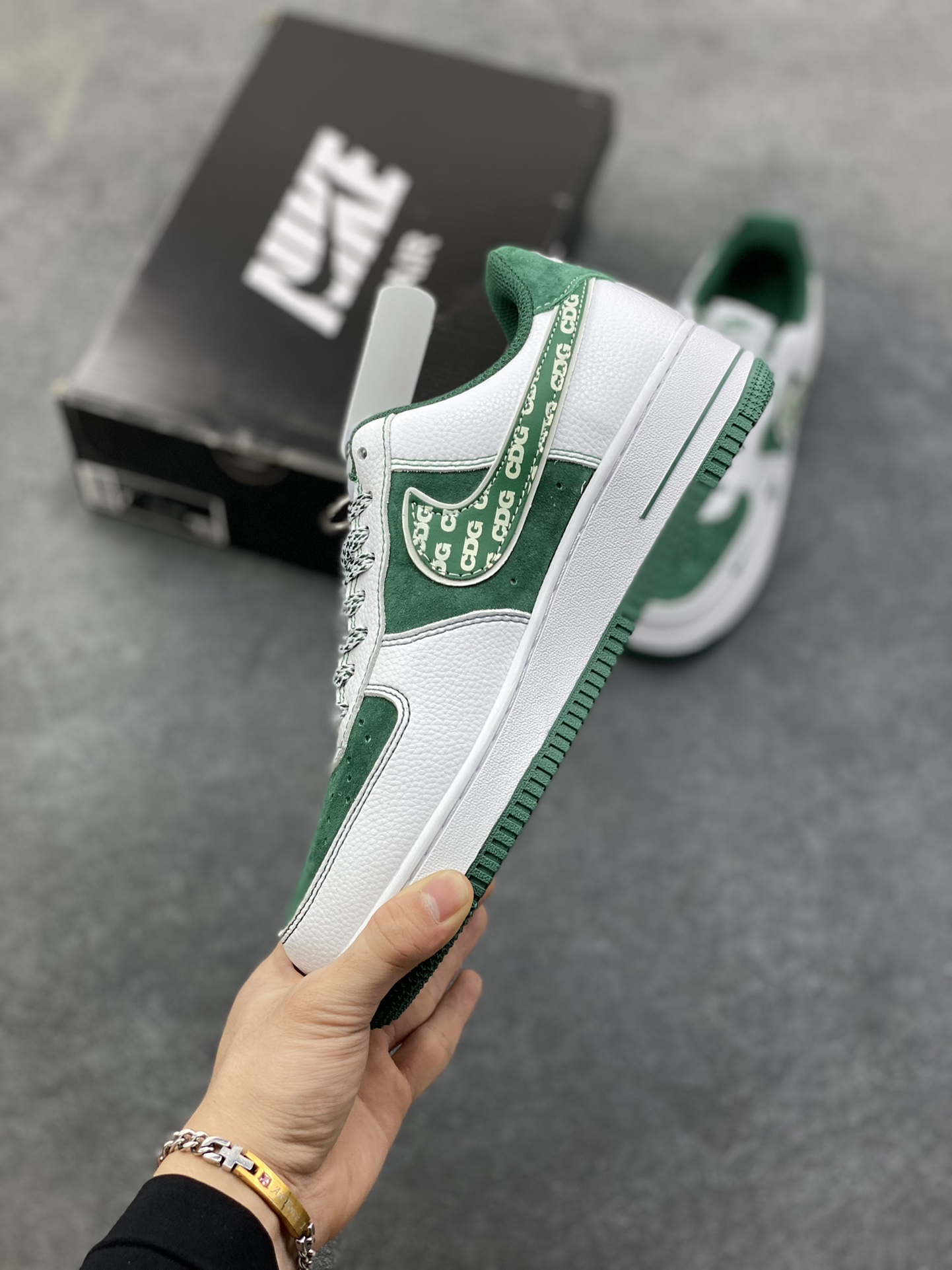 图片[3]-NIke Air Force 1 \’07 Low “北面联名——绿猪八翻毛”空军一号 低帮 运动鞋 休闲鞋 折边针车 工艺难度大 原楦头原纸板 原装鞋盒 定制五金配件 内置全掌气垫 原厂鞋底 货号：SU2305-561 尺码：36 36.5 37.5 38 38.5 39 40 40.5 41 42 42.5 43 44 44.5 45-选品中心