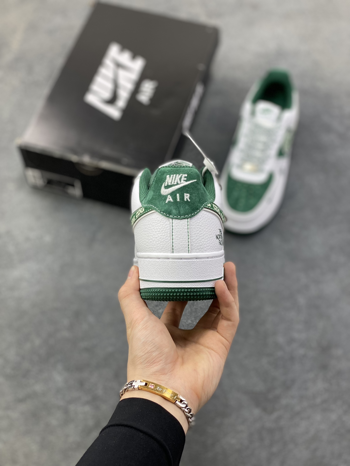图片[4]-NIke Air Force 1 \’07 Low “北面联名——绿猪八翻毛”空军一号 低帮 运动鞋 休闲鞋 折边针车 工艺难度大 原楦头原纸板 原装鞋盒 定制五金配件 内置全掌气垫 原厂鞋底 货号：SU2305-561 尺码：36 36.5 37.5 38 38.5 39 40 40.5 41 42 42.5 43 44 44.5 45-选品中心