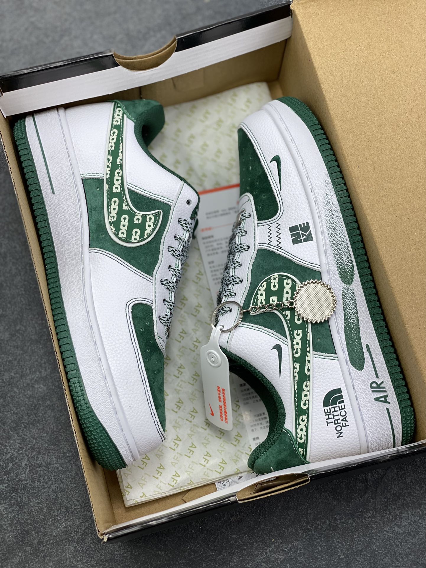 图片[9]-NIke Air Force 1 \’07 Low “北面联名——绿猪八翻毛”空军一号 低帮 运动鞋 休闲鞋 折边针车 工艺难度大 原楦头原纸板 原装鞋盒 定制五金配件 内置全掌气垫 原厂鞋底 货号：SU2305-561 尺码：36 36.5 37.5 38 38.5 39 40 40.5 41 42 42.5 43 44 44.5 45-选品中心