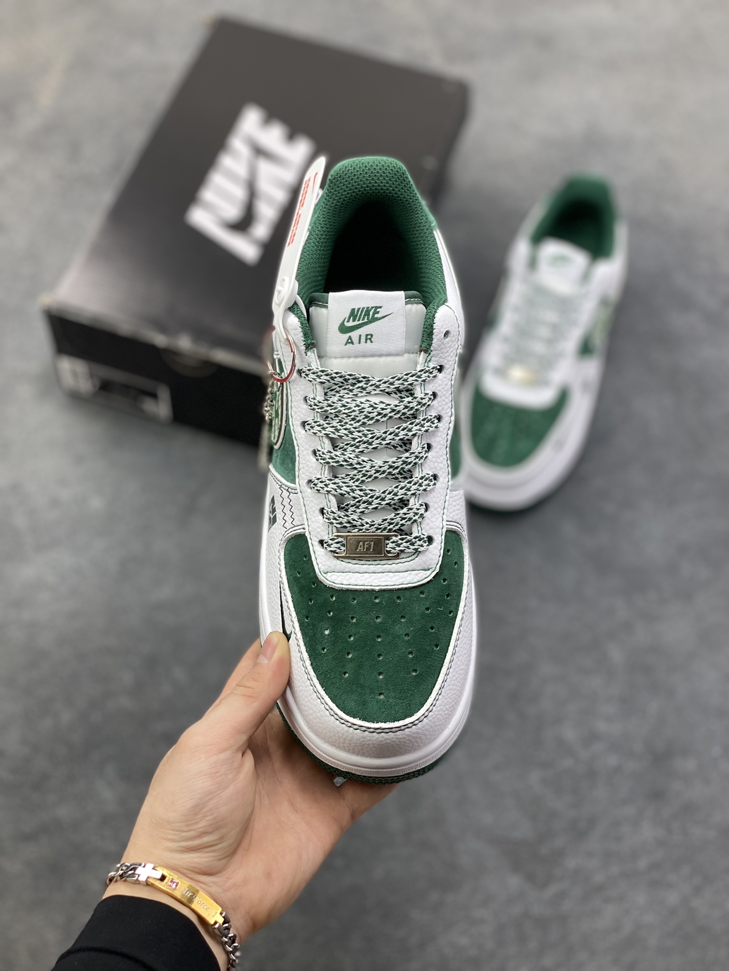 图片[2]-NIke Air Force 1 \’07 Low “北面联名——绿猪八翻毛”空军一号 低帮 运动鞋 休闲鞋 折边针车 工艺难度大 原楦头原纸板 原装鞋盒 定制五金配件 内置全掌气垫 原厂鞋底 货号：SU2305-561 尺码：36 36.5 37.5 38 38.5 39 40 40.5 41 42 42.5 43 44 44.5 45-选品中心