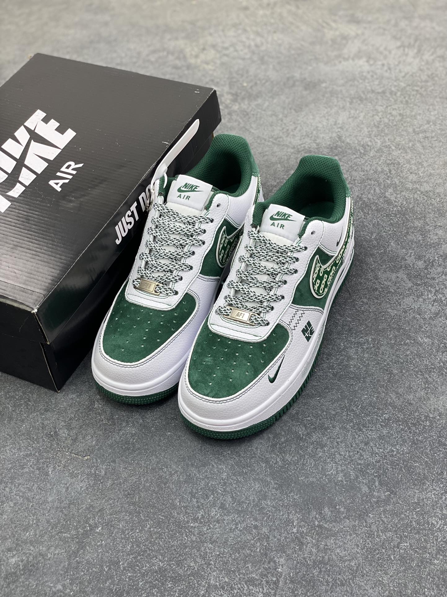 图片[8]-NIke Air Force 1 \’07 Low “北面联名——绿猪八翻毛”空军一号 低帮 运动鞋 休闲鞋 折边针车 工艺难度大 原楦头原纸板 原装鞋盒 定制五金配件 内置全掌气垫 原厂鞋底 货号：SU2305-561 尺码：36 36.5 37.5 38 38.5 39 40 40.5 41 42 42.5 43 44 44.5 45-选品中心