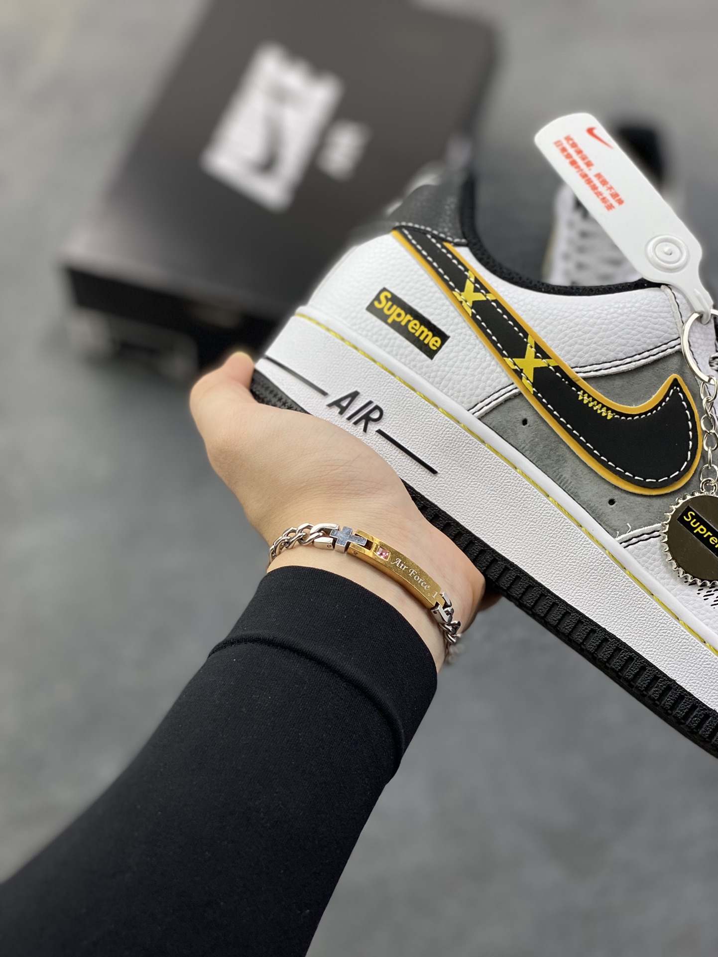 图片[6]-NIke Air Force 1 \’07 Low “Supreme联名——白灰黄边勾”空军一号 低帮 运动鞋 休闲鞋 折边针车 工艺难度大 原楦头原纸板 原装鞋盒 定制五金配件 内置全掌气垫 原厂鞋底 货号：XZ6188-259 尺码：36 36.5 37.5 38 38.5 39 40 40.5 41 42 42.5 43 44 44.5 45-选品中心