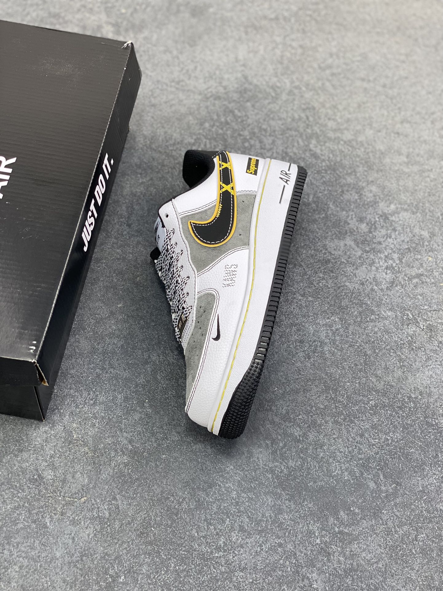 图片[7]-NIke Air Force 1 \’07 Low “Supreme联名——白灰黄边勾”空军一号 低帮 运动鞋 休闲鞋 折边针车 工艺难度大 原楦头原纸板 原装鞋盒 定制五金配件 内置全掌气垫 原厂鞋底 货号：XZ6188-259 尺码：36 36.5 37.5 38 38.5 39 40 40.5 41 42 42.5 43 44 44.5 45-选品中心