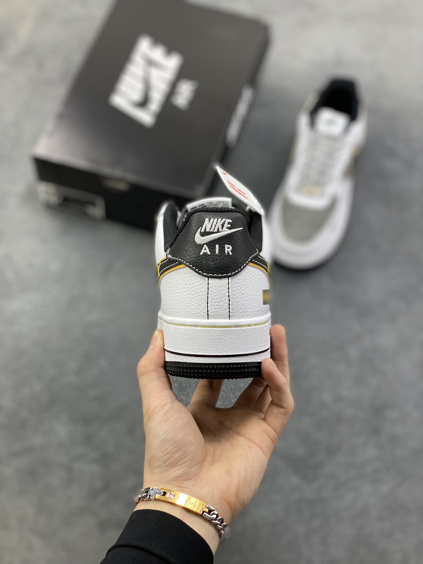 图片[4]-NIke Air Force 1 \’07 Low “Supreme联名——白灰黄边勾”空军一号 低帮 运动鞋 休闲鞋 折边针车 工艺难度大 原楦头原纸板 原装鞋盒 定制五金配件 内置全掌气垫 原厂鞋底 货号：XZ6188-259 尺码：36 36.5 37.5 38 38.5 39 40 40.5 41 42 42.5 43 44 44.5 45-选品中心