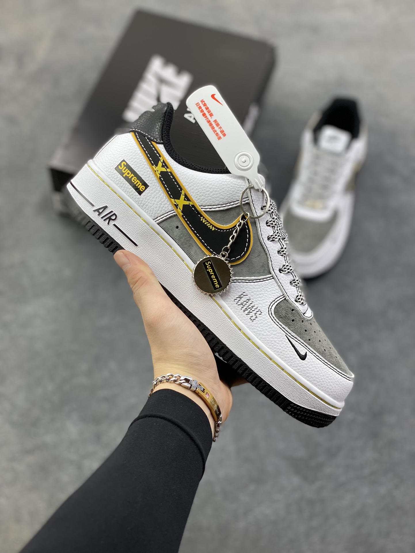 NIke Air Force 1 \’07 Low “Supreme联名——白灰黄边勾”空军一号 低帮 运动鞋 休闲鞋 折边针车 工艺难度大 原楦头原纸板 原装鞋盒 定制五金配件 内置全掌气垫 原厂鞋底 货号：XZ6188-259 尺码：36 36.5 37.5 38 38.5 39 40 40.5 41 42 42.5 43 44 44.5 45-选品中心