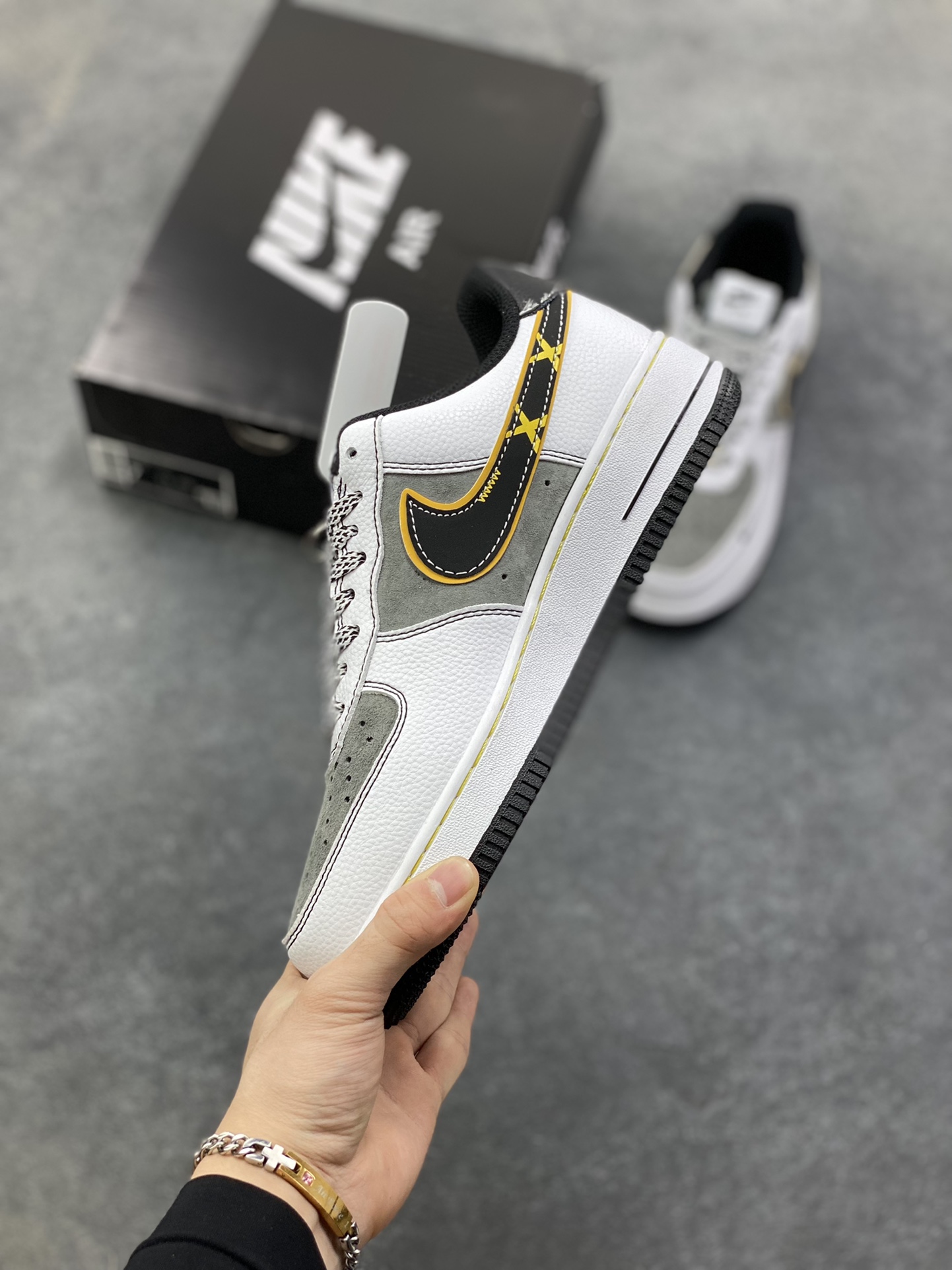 图片[3]-NIke Air Force 1 \’07 Low “Supreme联名——白灰黄边勾”空军一号 低帮 运动鞋 休闲鞋 折边针车 工艺难度大 原楦头原纸板 原装鞋盒 定制五金配件 内置全掌气垫 原厂鞋底 货号：XZ6188-259 尺码：36 36.5 37.5 38 38.5 39 40 40.5 41 42 42.5 43 44 44.5 45-选品中心