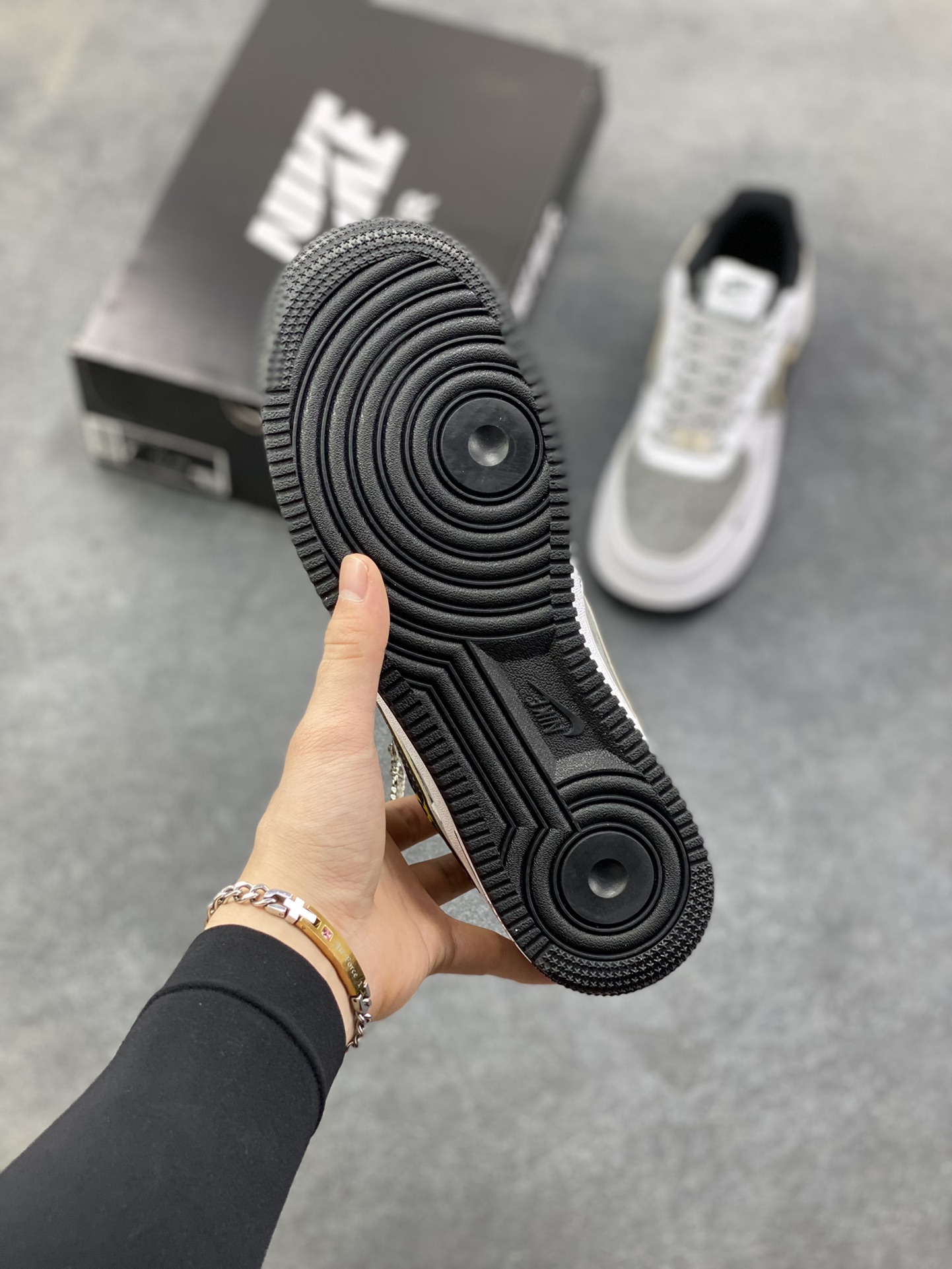 图片[5]-NIke Air Force 1 \’07 Low “Supreme联名——白灰黄边勾”空军一号 低帮 运动鞋 休闲鞋 折边针车 工艺难度大 原楦头原纸板 原装鞋盒 定制五金配件 内置全掌气垫 原厂鞋底 货号：XZ6188-259 尺码：36 36.5 37.5 38 38.5 39 40 40.5 41 42 42.5 43 44 44.5 45-选品中心