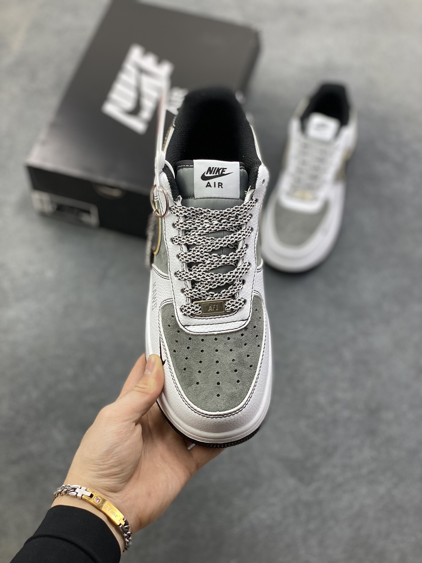 图片[2]-NIke Air Force 1 \’07 Low “Supreme联名——白灰黄边勾”空军一号 低帮 运动鞋 休闲鞋 折边针车 工艺难度大 原楦头原纸板 原装鞋盒 定制五金配件 内置全掌气垫 原厂鞋底 货号：XZ6188-259 尺码：36 36.5 37.5 38 38.5 39 40 40.5 41 42 42.5 43 44 44.5 45-选品中心
