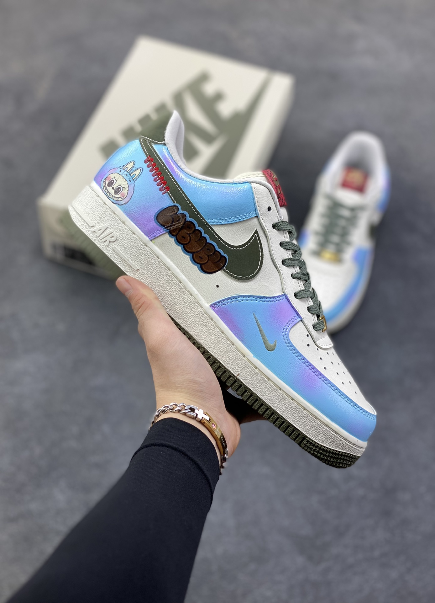 【定制球鞋】纯手工绘画Nike Air Force 1 空军一号 手绘 涂鸦 拉布布 潮流 耐磨 低帮 板鞋 男女同款 白黑色折边针车 工艺难度大 原楦头原纸板 原装鞋盒 定制五金配件 内置全掌气垫 原厂鞋底 货号：FV5979-130 尺码：36 36.5 37.5 38 38.5 39 40 40.5 41 42 42.5 43 44 44.5 45-选品中心