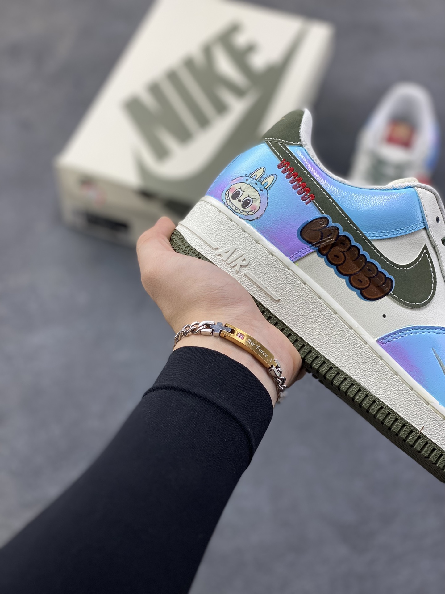 图片[6]-【定制球鞋】纯手工绘画Nike Air Force 1 空军一号 手绘 涂鸦 拉布布 潮流 耐磨 低帮 板鞋 男女同款 白黑色折边针车 工艺难度大 原楦头原纸板 原装鞋盒 定制五金配件 内置全掌气垫 原厂鞋底 货号：FV5979-130 尺码：36 36.5 37.5 38 38.5 39 40 40.5 41 42 42.5 43 44 44.5 45-选品中心