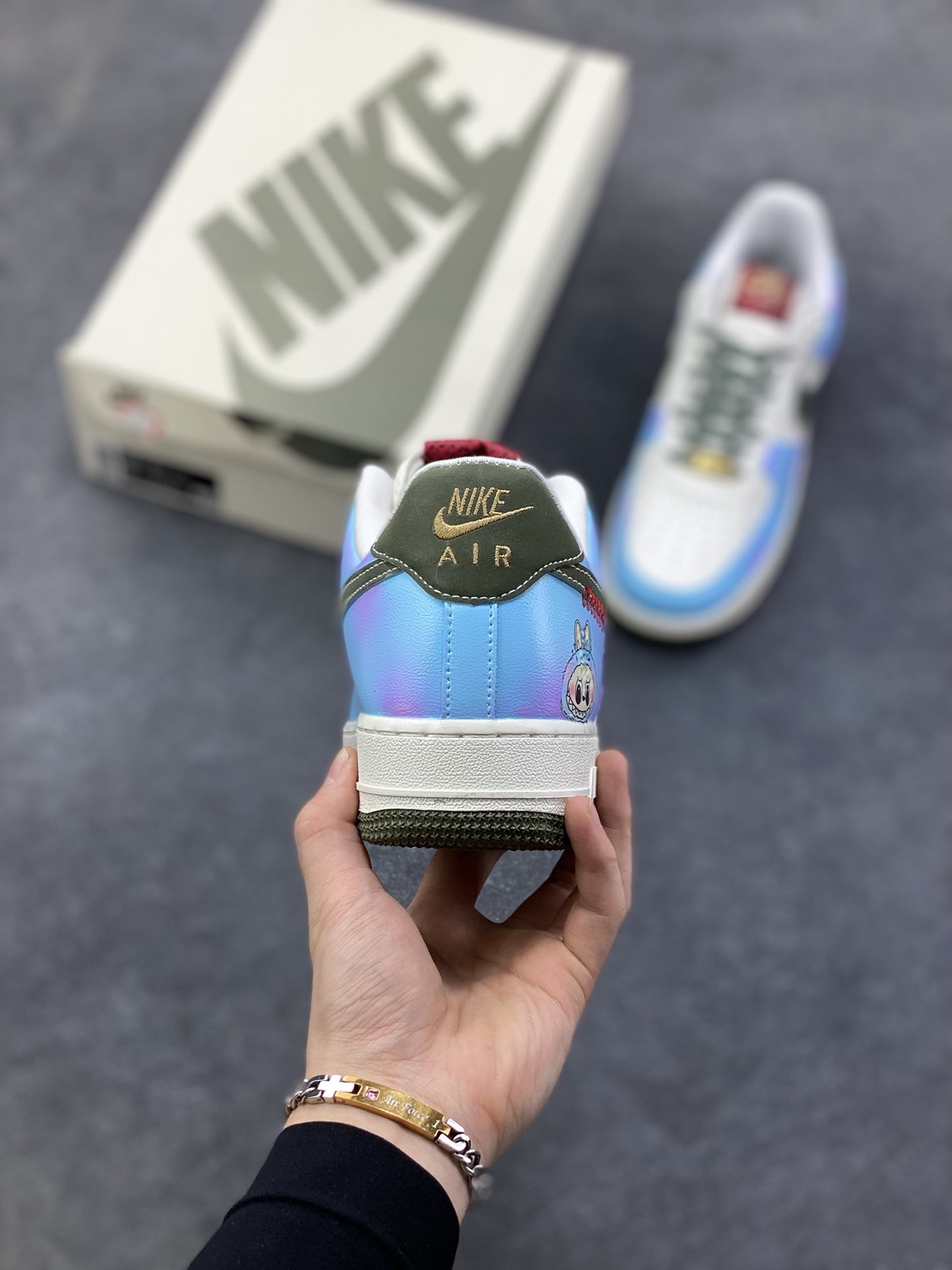 图片[4]-【定制球鞋】纯手工绘画Nike Air Force 1 空军一号 手绘 涂鸦 拉布布 潮流 耐磨 低帮 板鞋 男女同款 白黑色折边针车 工艺难度大 原楦头原纸板 原装鞋盒 定制五金配件 内置全掌气垫 原厂鞋底 货号：FV5979-130 尺码：36 36.5 37.5 38 38.5 39 40 40.5 41 42 42.5 43 44 44.5 45-选品中心