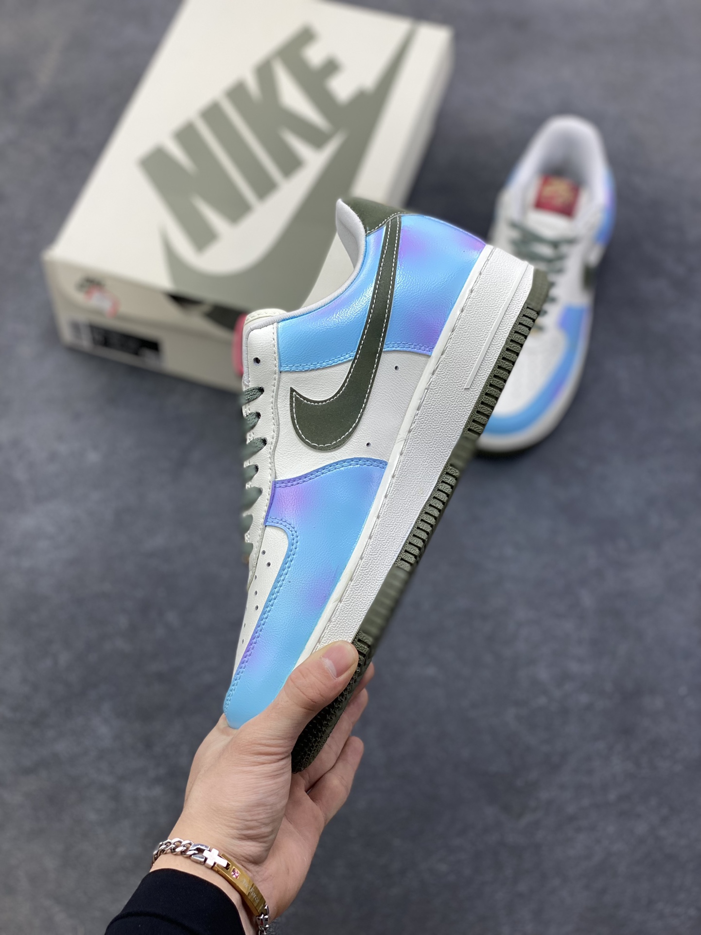 图片[3]-【定制球鞋】纯手工绘画Nike Air Force 1 空军一号 手绘 涂鸦 拉布布 潮流 耐磨 低帮 板鞋 男女同款 白黑色折边针车 工艺难度大 原楦头原纸板 原装鞋盒 定制五金配件 内置全掌气垫 原厂鞋底 货号：FV5979-130 尺码：36 36.5 37.5 38 38.5 39 40 40.5 41 42 42.5 43 44 44.5 45-选品中心