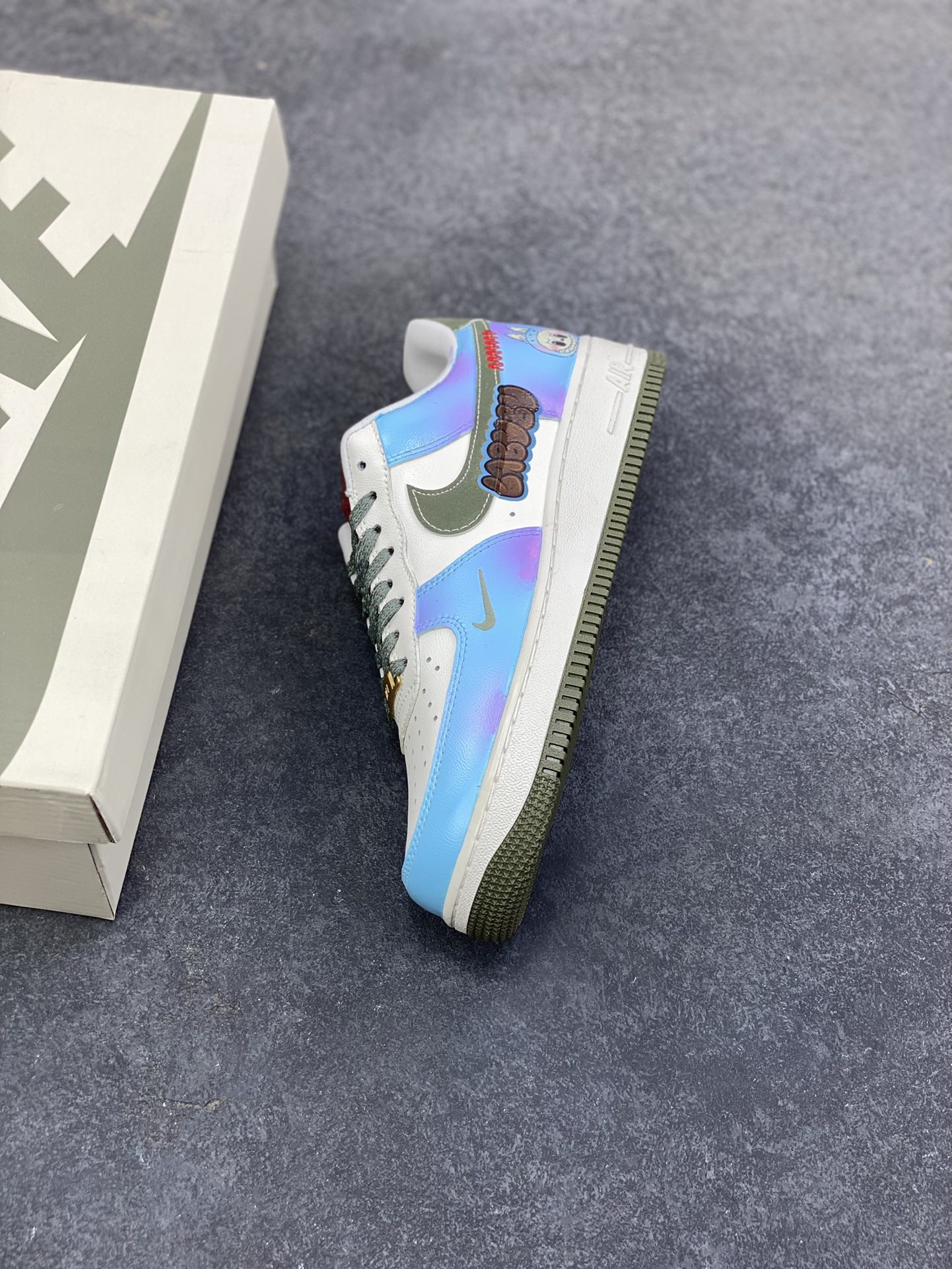 图片[7]-【定制球鞋】纯手工绘画Nike Air Force 1 空军一号 手绘 涂鸦 拉布布 潮流 耐磨 低帮 板鞋 男女同款 白黑色折边针车 工艺难度大 原楦头原纸板 原装鞋盒 定制五金配件 内置全掌气垫 原厂鞋底 货号：FV5979-130 尺码：36 36.5 37.5 38 38.5 39 40 40.5 41 42 42.5 43 44 44.5 45-选品中心