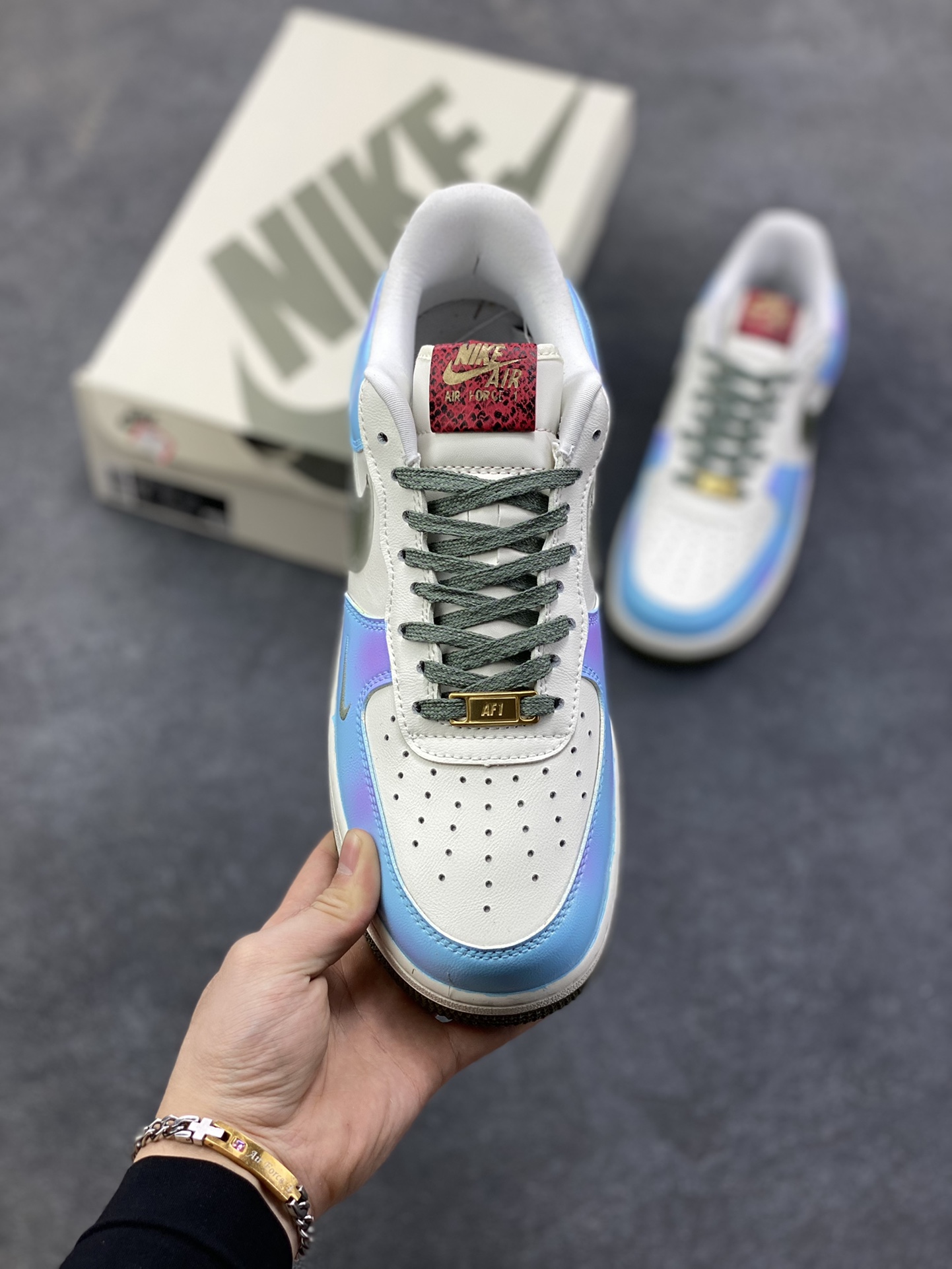 图片[2]-【定制球鞋】纯手工绘画Nike Air Force 1 空军一号 手绘 涂鸦 拉布布 潮流 耐磨 低帮 板鞋 男女同款 白黑色折边针车 工艺难度大 原楦头原纸板 原装鞋盒 定制五金配件 内置全掌气垫 原厂鞋底 货号：FV5979-130 尺码：36 36.5 37.5 38 38.5 39 40 40.5 41 42 42.5 43 44 44.5 45-选品中心