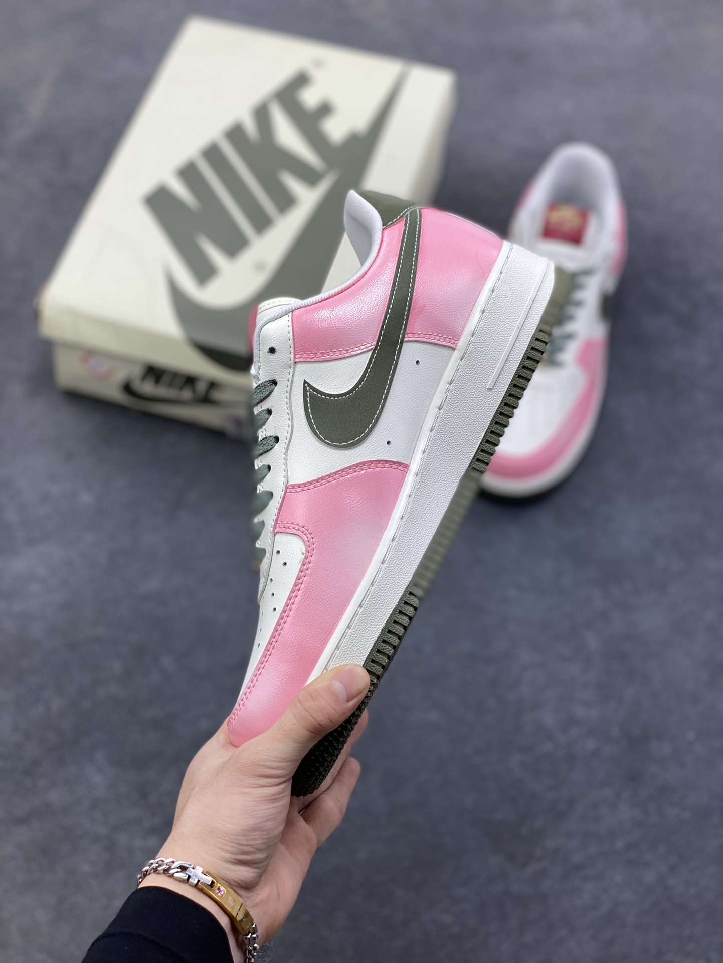 图片[3]-【定制球鞋】纯手工绘画Nike Air Force 1 空军一号 手绘 涂鸦 拉布布 潮流 耐磨 低帮 板鞋 男女同款 白黑色折边针车 工艺难度大 原楦头原纸板 原装鞋盒 定制五金配件 内置全掌气垫 原厂鞋底 货号：FV5979-130 尺码：36 36.5 37.5 38 38.5 39 40 40.5 41 42 42.5 43 44 44.5 45-选品中心