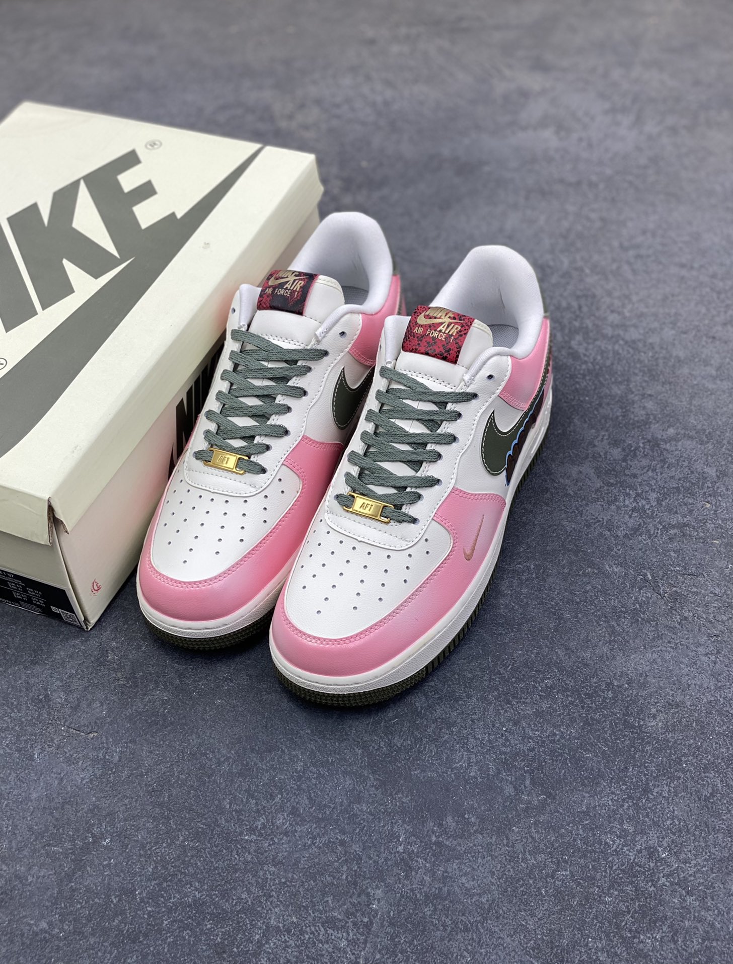 图片[8]-【定制球鞋】纯手工绘画Nike Air Force 1 空军一号 手绘 涂鸦 拉布布 潮流 耐磨 低帮 板鞋 男女同款 白黑色折边针车 工艺难度大 原楦头原纸板 原装鞋盒 定制五金配件 内置全掌气垫 原厂鞋底 货号：FV5979-130 尺码：36 36.5 37.5 38 38.5 39 40 40.5 41 42 42.5 43 44 44.5 45-选品中心