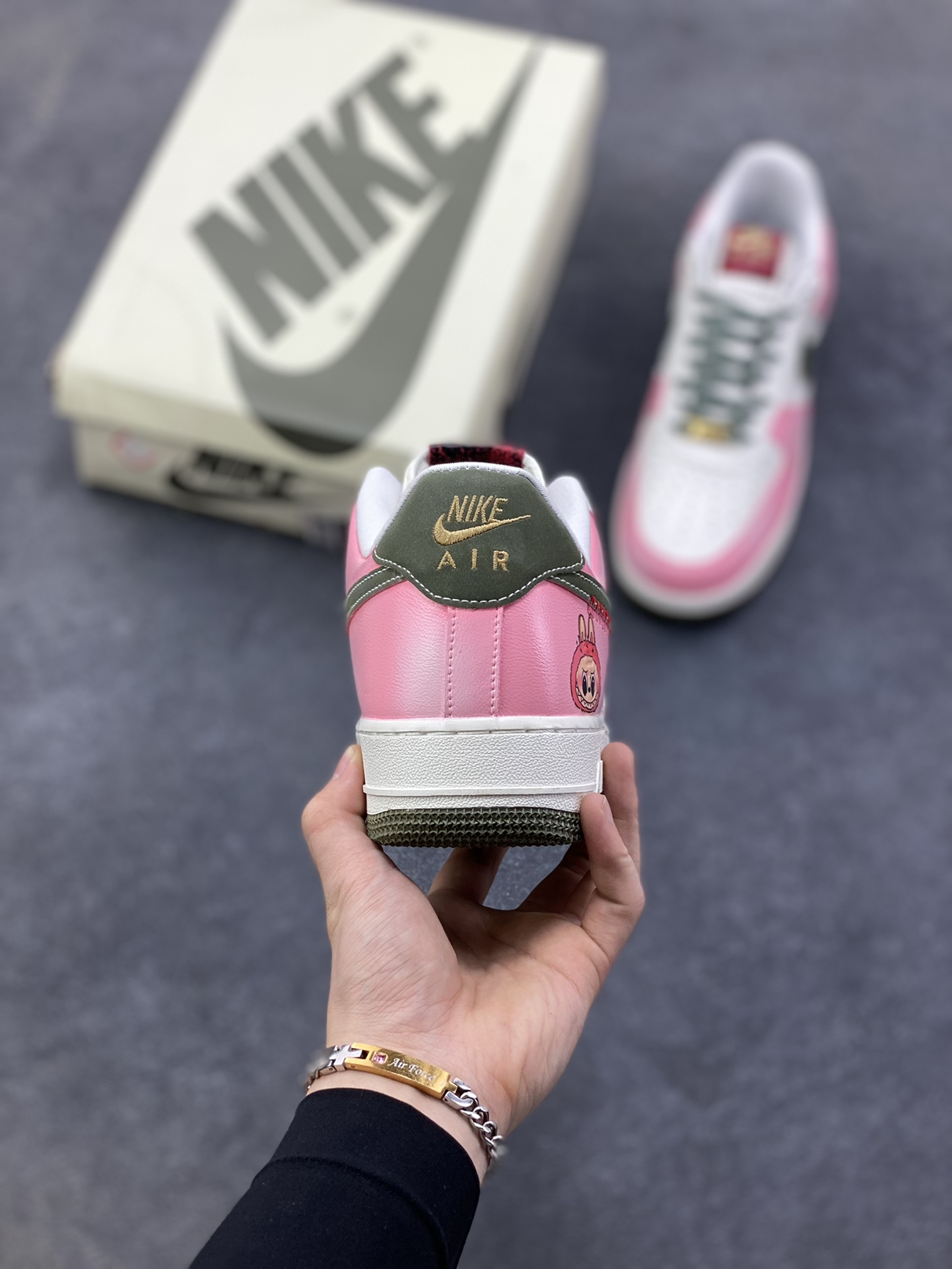 图片[4]-【定制球鞋】纯手工绘画Nike Air Force 1 空军一号 手绘 涂鸦 拉布布 潮流 耐磨 低帮 板鞋 男女同款 白黑色折边针车 工艺难度大 原楦头原纸板 原装鞋盒 定制五金配件 内置全掌气垫 原厂鞋底 货号：FV5979-130 尺码：36 36.5 37.5 38 38.5 39 40 40.5 41 42 42.5 43 44 44.5 45-选品中心