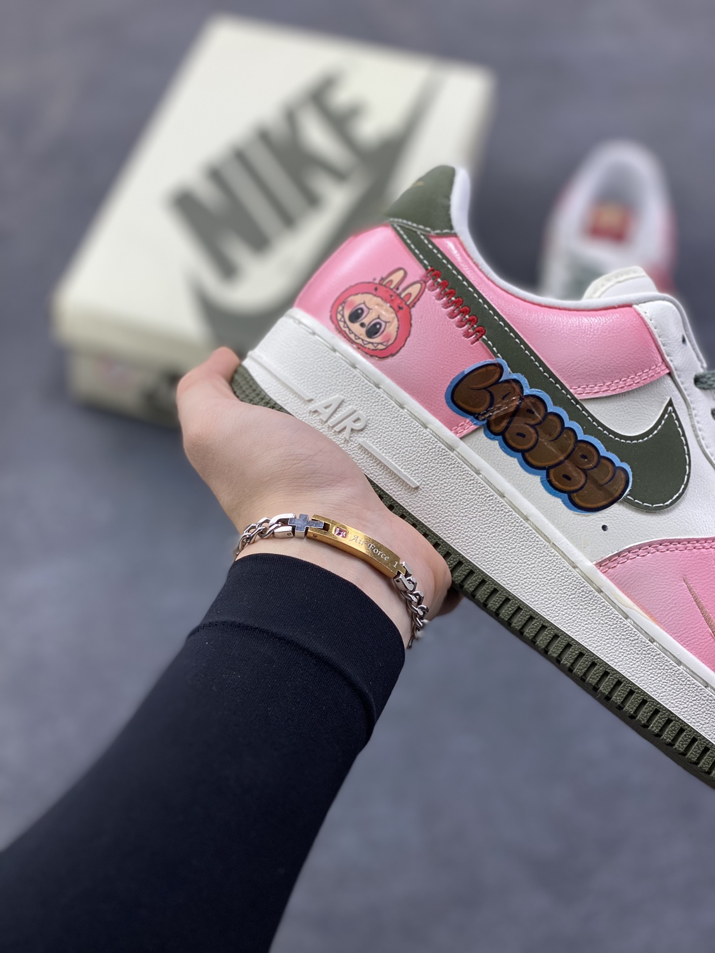 图片[6]-【定制球鞋】纯手工绘画Nike Air Force 1 空军一号 手绘 涂鸦 拉布布 潮流 耐磨 低帮 板鞋 男女同款 白黑色折边针车 工艺难度大 原楦头原纸板 原装鞋盒 定制五金配件 内置全掌气垫 原厂鞋底 货号：FV5979-130 尺码：36 36.5 37.5 38 38.5 39 40 40.5 41 42 42.5 43 44 44.5 45-选品中心
