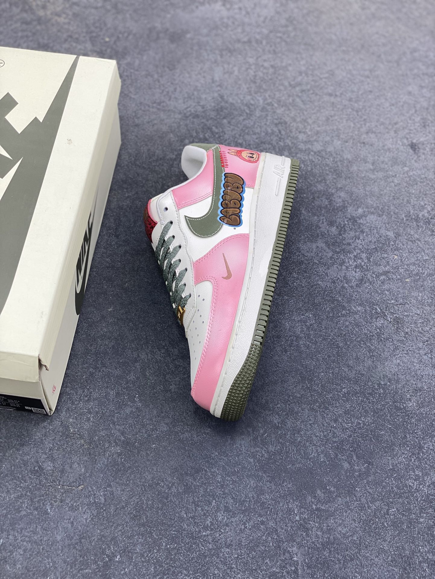 图片[7]-【定制球鞋】纯手工绘画Nike Air Force 1 空军一号 手绘 涂鸦 拉布布 潮流 耐磨 低帮 板鞋 男女同款 白黑色折边针车 工艺难度大 原楦头原纸板 原装鞋盒 定制五金配件 内置全掌气垫 原厂鞋底 货号：FV5979-130 尺码：36 36.5 37.5 38 38.5 39 40 40.5 41 42 42.5 43 44 44.5 45-选品中心
