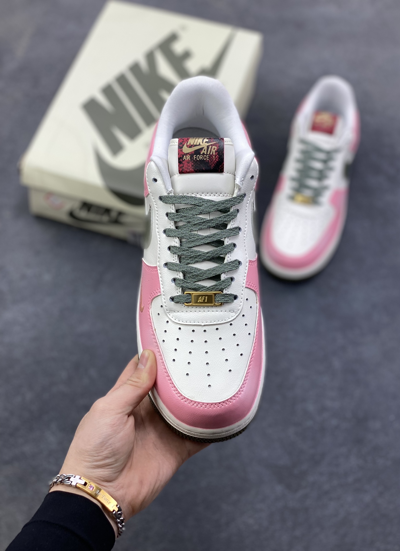 图片[2]-【定制球鞋】纯手工绘画Nike Air Force 1 空军一号 手绘 涂鸦 拉布布 潮流 耐磨 低帮 板鞋 男女同款 白黑色折边针车 工艺难度大 原楦头原纸板 原装鞋盒 定制五金配件 内置全掌气垫 原厂鞋底 货号：FV5979-130 尺码：36 36.5 37.5 38 38.5 39 40 40.5 41 42 42.5 43 44 44.5 45-选品中心