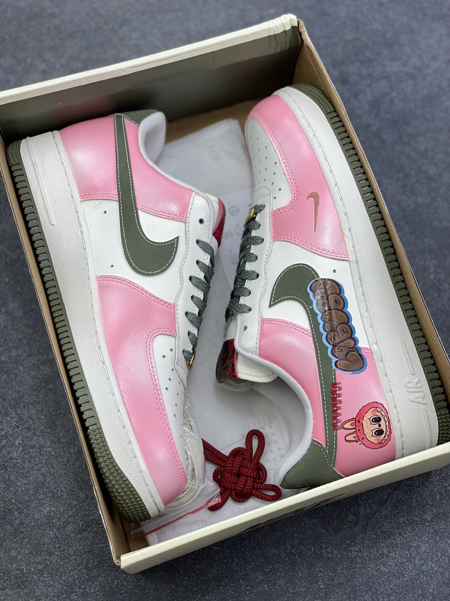 图片[9]-【定制球鞋】纯手工绘画Nike Air Force 1 空军一号 手绘 涂鸦 拉布布 潮流 耐磨 低帮 板鞋 男女同款 白黑色折边针车 工艺难度大 原楦头原纸板 原装鞋盒 定制五金配件 内置全掌气垫 原厂鞋底 货号：FV5979-130 尺码：36 36.5 37.5 38 38.5 39 40 40.5 41 42 42.5 43 44 44.5 45-选品中心