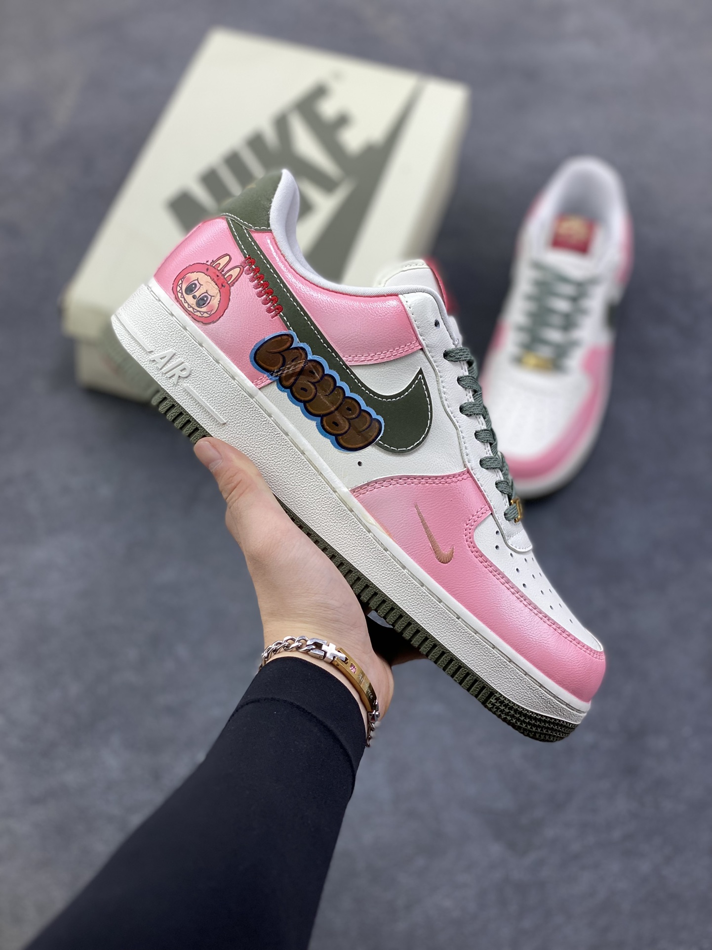 【定制球鞋】纯手工绘画Nike Air Force 1 空军一号 手绘 涂鸦 拉布布 潮流 耐磨 低帮 板鞋 男女同款 白黑色折边针车 工艺难度大 原楦头原纸板 原装鞋盒 定制五金配件 内置全掌气垫 原厂鞋底 货号：FV5979-130 尺码：36 36.5 37.5 38 38.5 39 40 40.5 41 42 42.5 43 44 44.5 45-选品中心