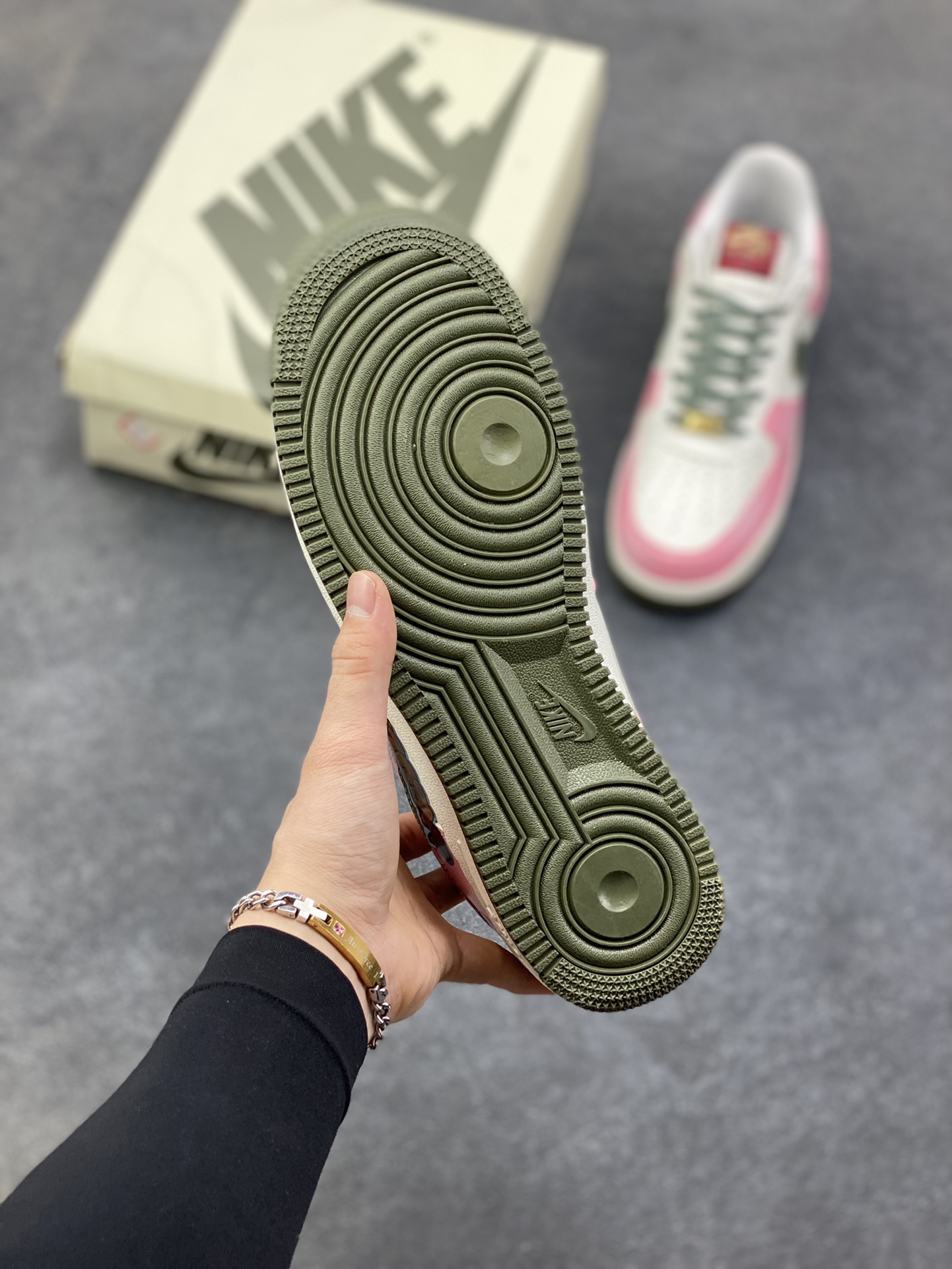 图片[5]-【定制球鞋】纯手工绘画Nike Air Force 1 空军一号 手绘 涂鸦 拉布布 潮流 耐磨 低帮 板鞋 男女同款 白黑色折边针车 工艺难度大 原楦头原纸板 原装鞋盒 定制五金配件 内置全掌气垫 原厂鞋底 货号：FV5979-130 尺码：36 36.5 37.5 38 38.5 39 40 40.5 41 42 42.5 43 44 44.5 45-选品中心