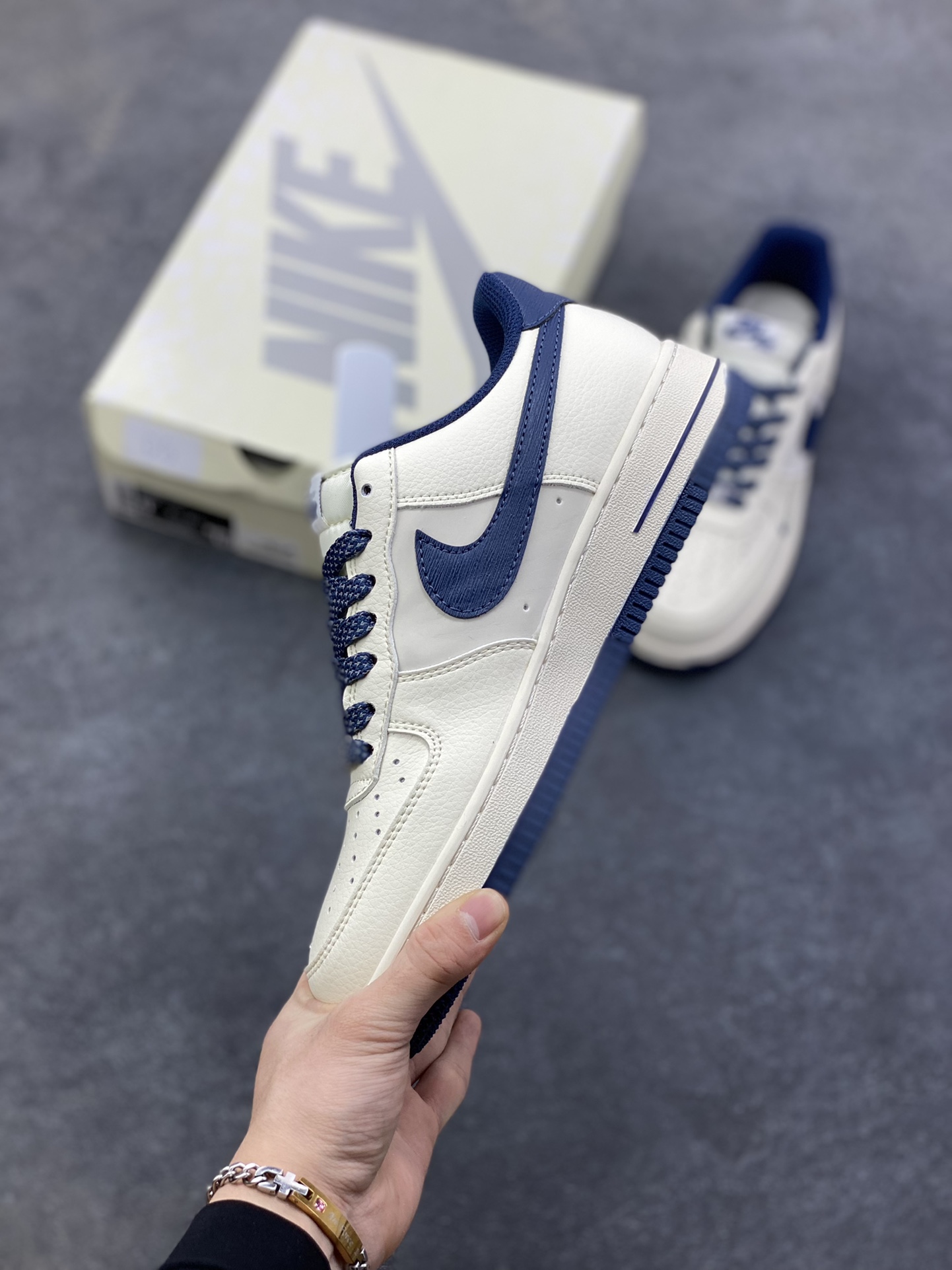 图片[3]-NIke Air Force 1 \’07 Low “NIKE压纹——米白深蓝树纹”空军一号 低帮 运动鞋 休闲鞋 折边针车 工艺难度大 原楦头原纸板 原装鞋盒 定制五金配件 内置全掌气垫 原厂鞋底 货号：SM6668-122 尺码：36 36.5 37.5 38 38.5 39 40 40.5 41 42 42.5 43 44 44.5 45-选品中心