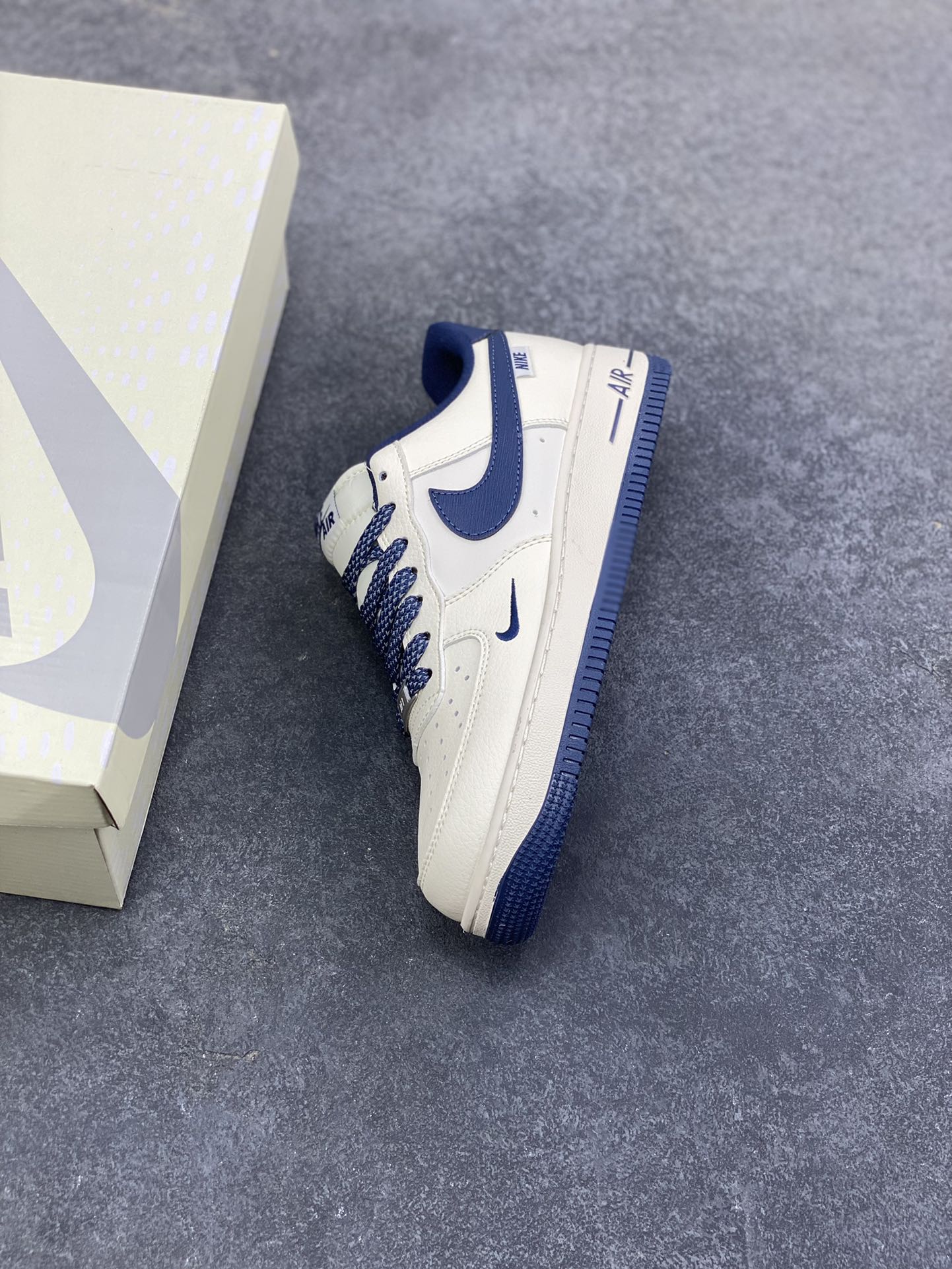 图片[7]-NIke Air Force 1 \’07 Low “NIKE压纹——米白深蓝树纹”空军一号 低帮 运动鞋 休闲鞋 折边针车 工艺难度大 原楦头原纸板 原装鞋盒 定制五金配件 内置全掌气垫 原厂鞋底 货号：SM6668-122 尺码：36 36.5 37.5 38 38.5 39 40 40.5 41 42 42.5 43 44 44.5 45-选品中心