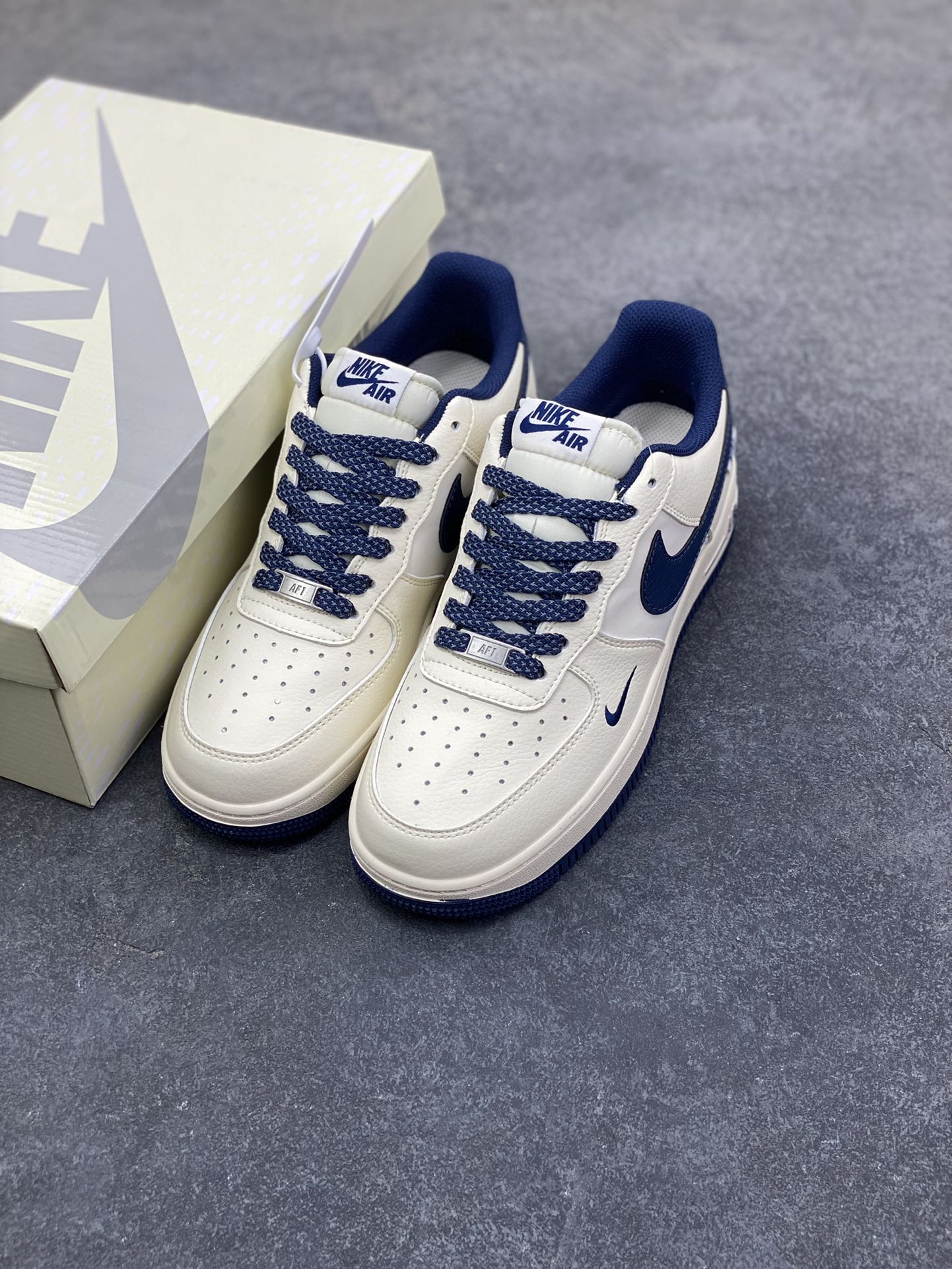 图片[8]-NIke Air Force 1 \’07 Low “NIKE压纹——米白深蓝树纹”空军一号 低帮 运动鞋 休闲鞋 折边针车 工艺难度大 原楦头原纸板 原装鞋盒 定制五金配件 内置全掌气垫 原厂鞋底 货号：SM6668-122 尺码：36 36.5 37.5 38 38.5 39 40 40.5 41 42 42.5 43 44 44.5 45-选品中心