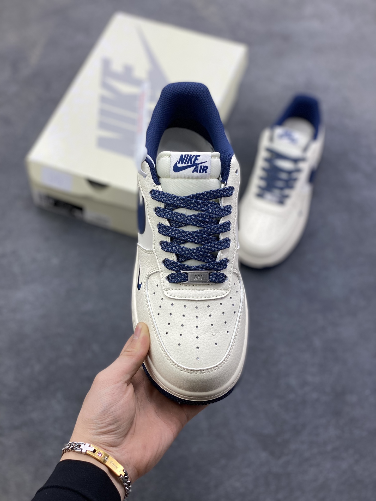 图片[2]-NIke Air Force 1 \’07 Low “NIKE压纹——米白深蓝树纹”空军一号 低帮 运动鞋 休闲鞋 折边针车 工艺难度大 原楦头原纸板 原装鞋盒 定制五金配件 内置全掌气垫 原厂鞋底 货号：SM6668-122 尺码：36 36.5 37.5 38 38.5 39 40 40.5 41 42 42.5 43 44 44.5 45-选品中心