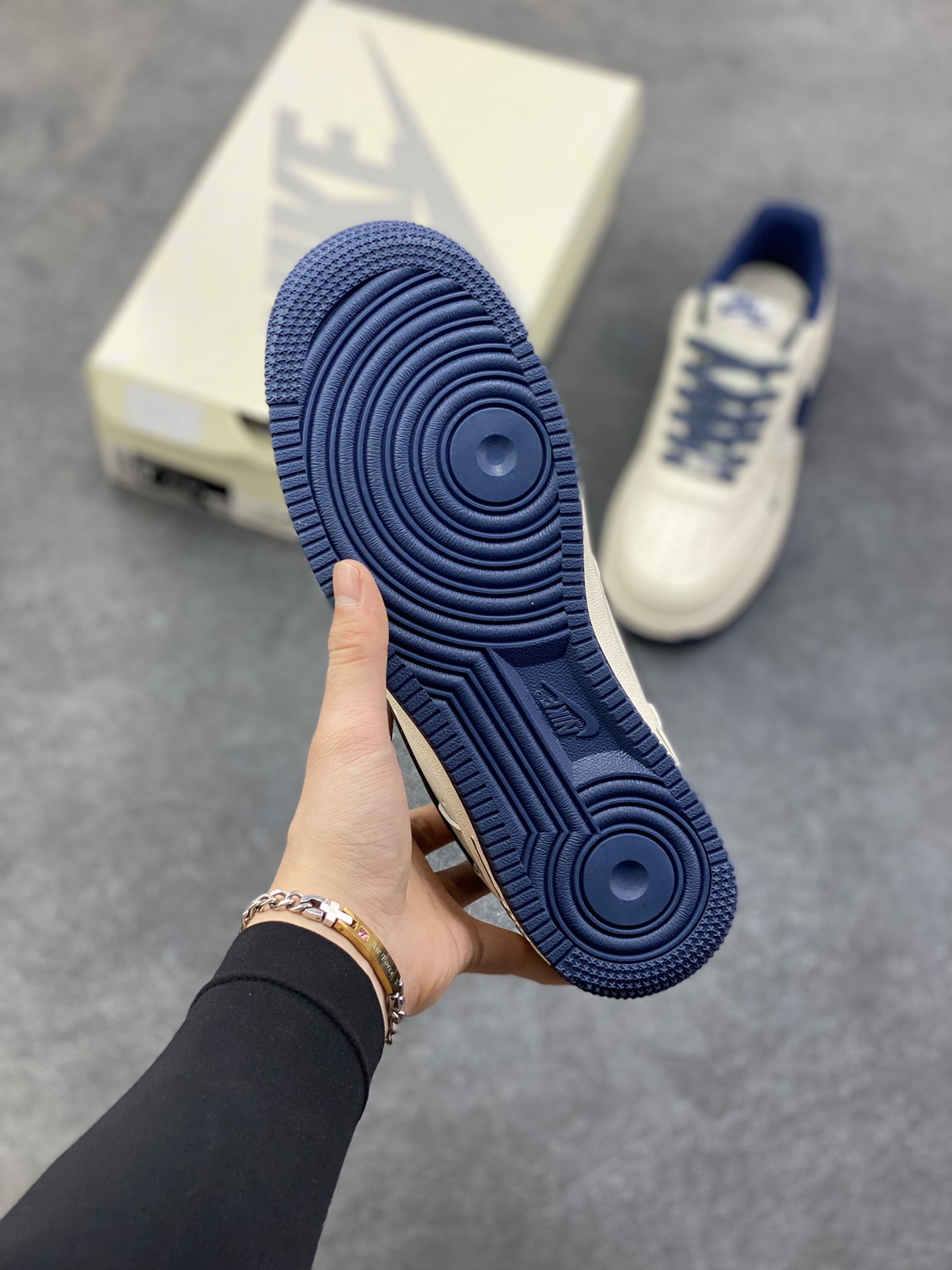 图片[5]-NIke Air Force 1 \’07 Low “NIKE压纹——米白深蓝树纹”空军一号 低帮 运动鞋 休闲鞋 折边针车 工艺难度大 原楦头原纸板 原装鞋盒 定制五金配件 内置全掌气垫 原厂鞋底 货号：SM6668-122 尺码：36 36.5 37.5 38 38.5 39 40 40.5 41 42 42.5 43 44 44.5 45-选品中心
