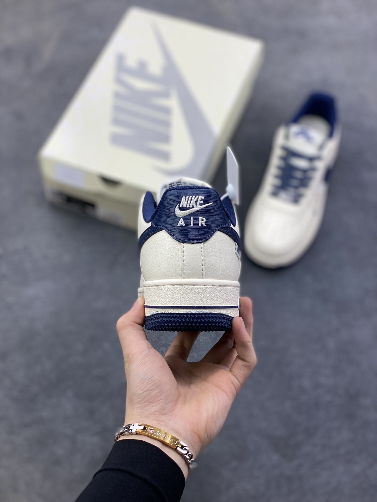 图片[4]-NIke Air Force 1 \’07 Low “NIKE压纹——米白深蓝树纹”空军一号 低帮 运动鞋 休闲鞋 折边针车 工艺难度大 原楦头原纸板 原装鞋盒 定制五金配件 内置全掌气垫 原厂鞋底 货号：SM6668-122 尺码：36 36.5 37.5 38 38.5 39 40 40.5 41 42 42.5 43 44 44.5 45-选品中心