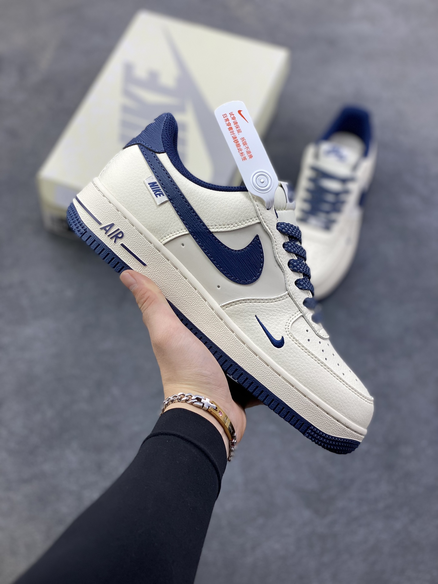 NIke Air Force 1 \'07 Low “NIKE压纹——米白深蓝树纹”空军一号 低帮 运动鞋 休闲鞋 折边针车 工艺难度大 原楦头原纸板 原装鞋盒 定制五金配件 内置全掌气垫 原厂鞋底 货号：SM6668-122 尺码：36 36.5 37.5 38 38.5 39 40 40.5 41 42 42.5 43 44 44.5 45-选品中心